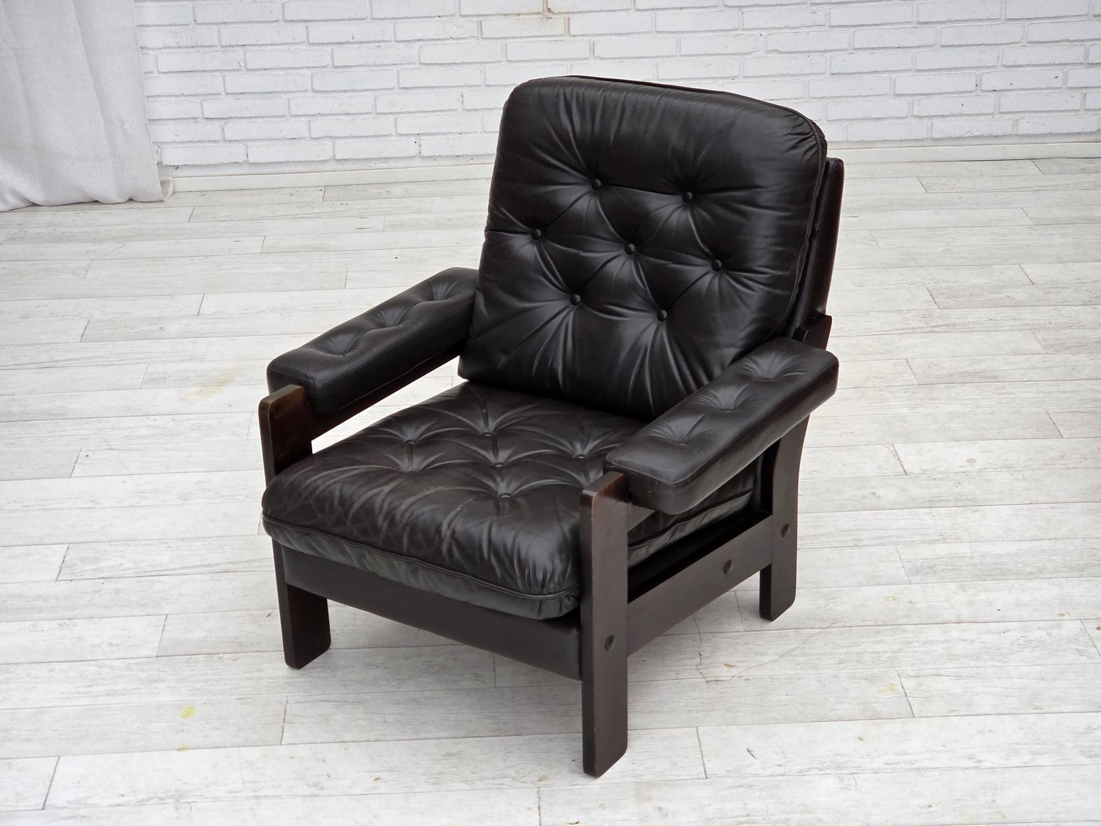 photo vinterior 1970s, Danish Armchair, Brown Furniture Leather, Oak Wood.