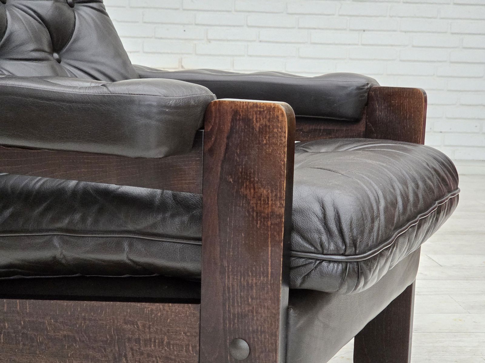 photo vintage 1970s, Danish Armchair, Brown Furniture Leather, Oak Wood.