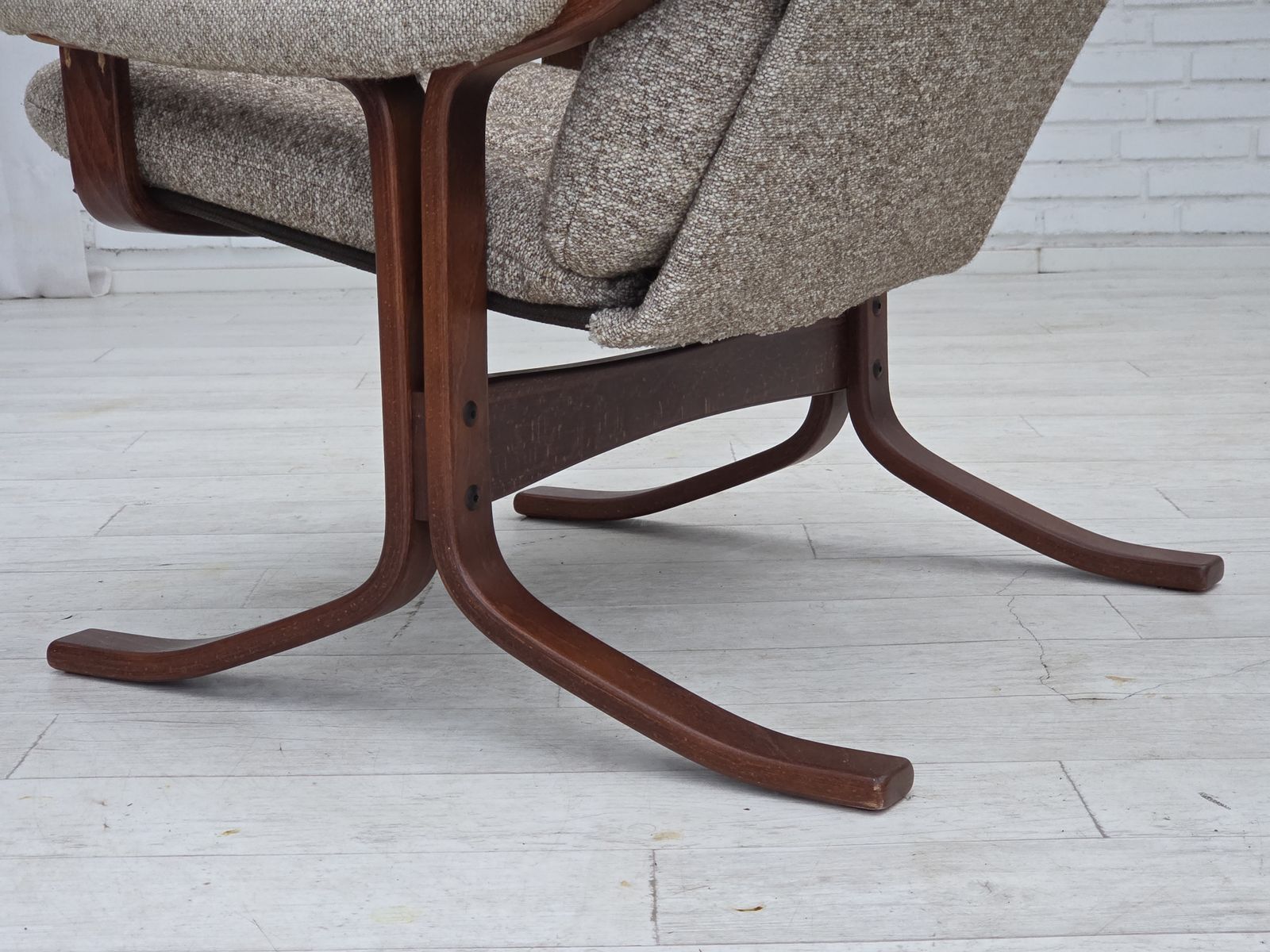 Jaren 1970, Noors Design Fauteuil, Gemêleerde Wollen Bekleding, Gebogen Hout. photo buy