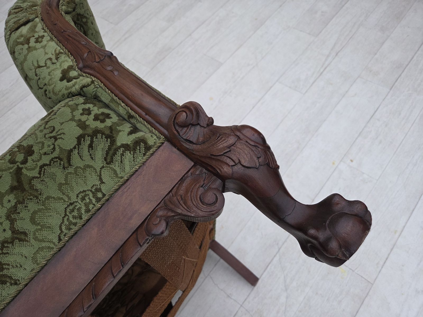 photo for sale Ca. Jaren 1950, Deense Fauteuil, Groen Meubelvelours, Gesneden Eikenhout.