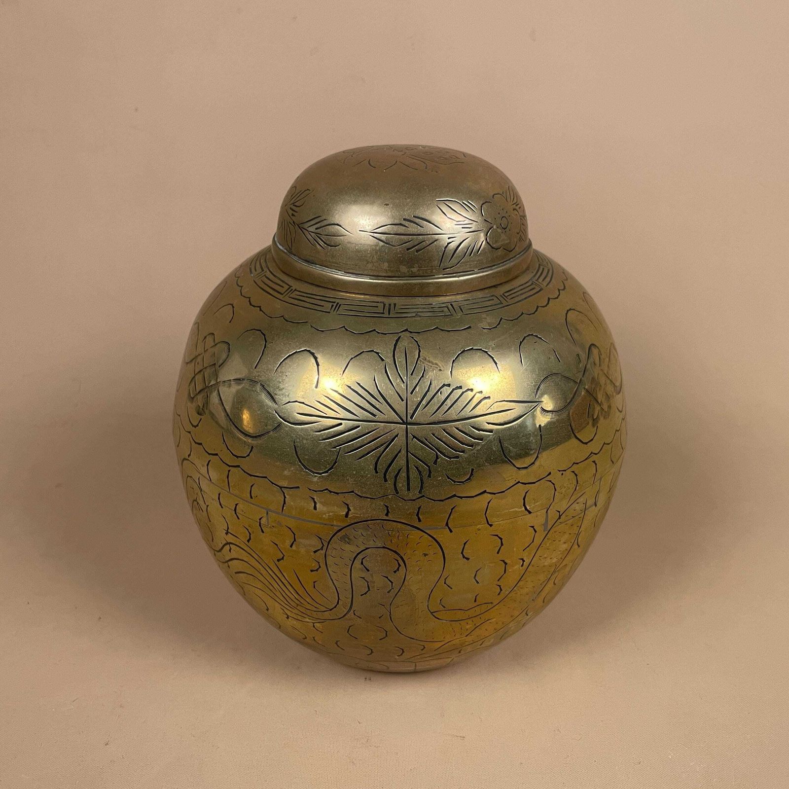Gold Brass Oriental Chinese Vase Decorative Pot Antique Asian Pattern Decorative Vintage Engraved Traditional Lidded Lid Round Patterned photo vintage