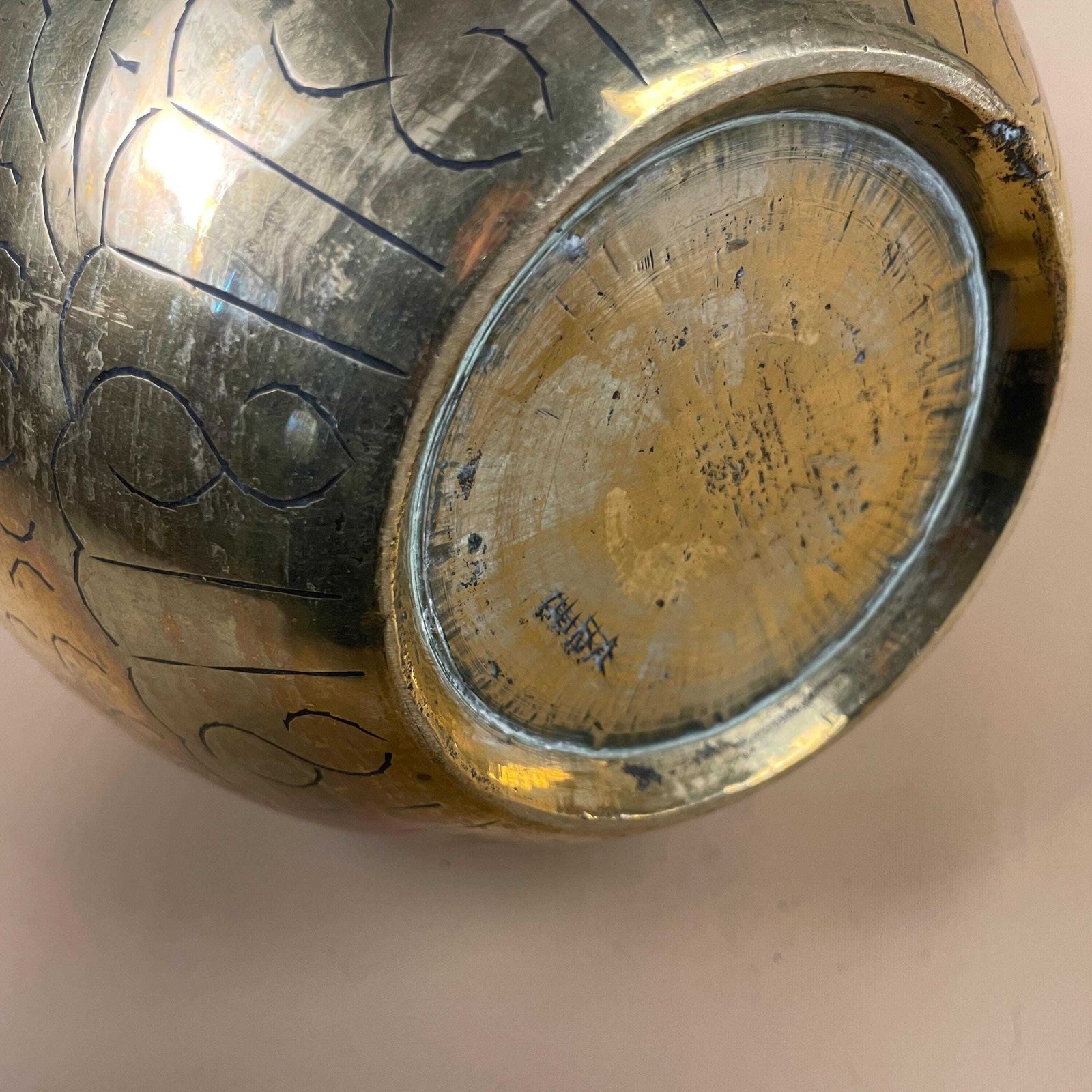 Home Decor Gold Brass Oriental Chinese Vase Decorative Pot Antique Asian Pattern Decorative Vintage Engraved Traditional Lidded Lid Round Patterned photo