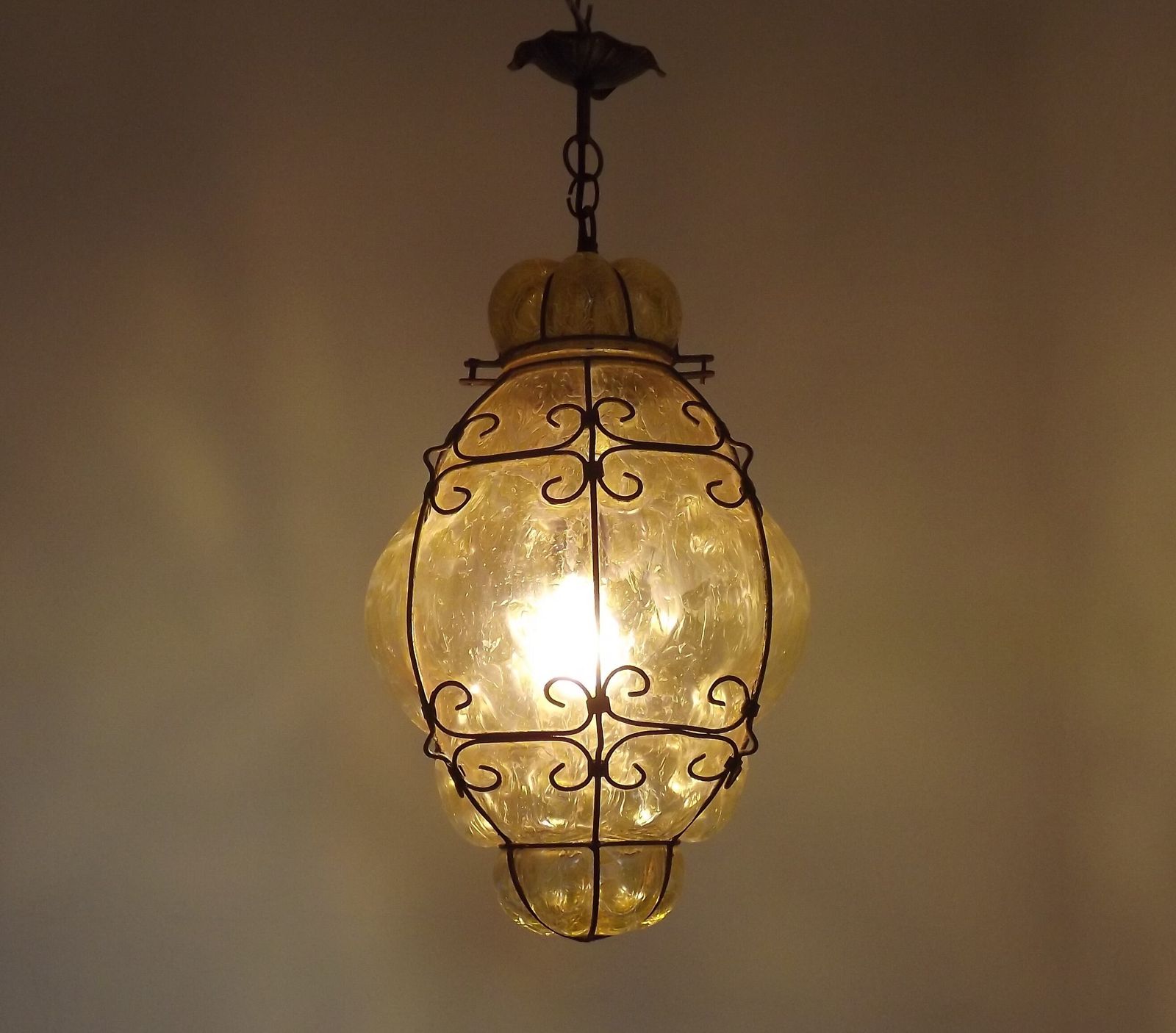 Lanterne suspendue italienne en fer forgé et verre de Murano craquelé, années 1960 photo furniture