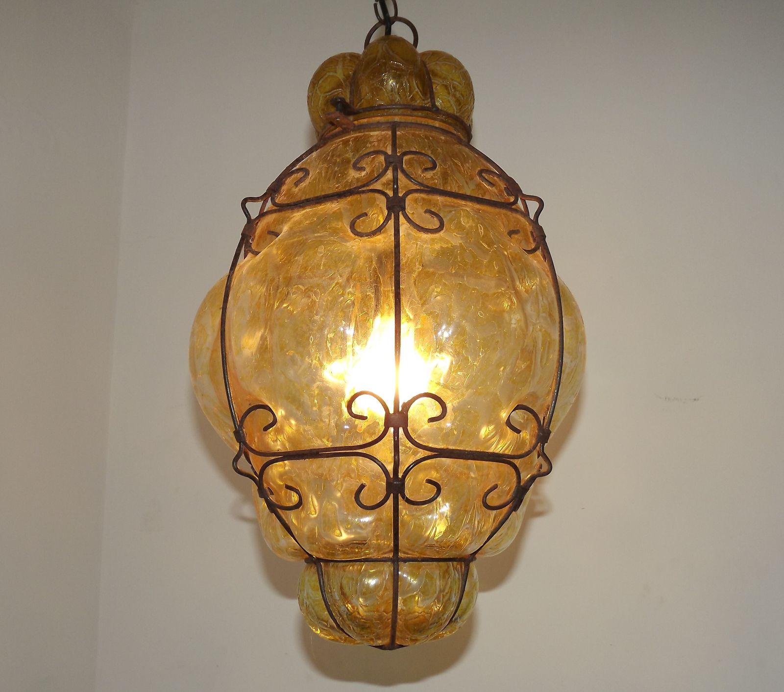 photo vinterior Lanterne suspendue italienne en fer forgé et verre de Murano craquelé, années 1960
