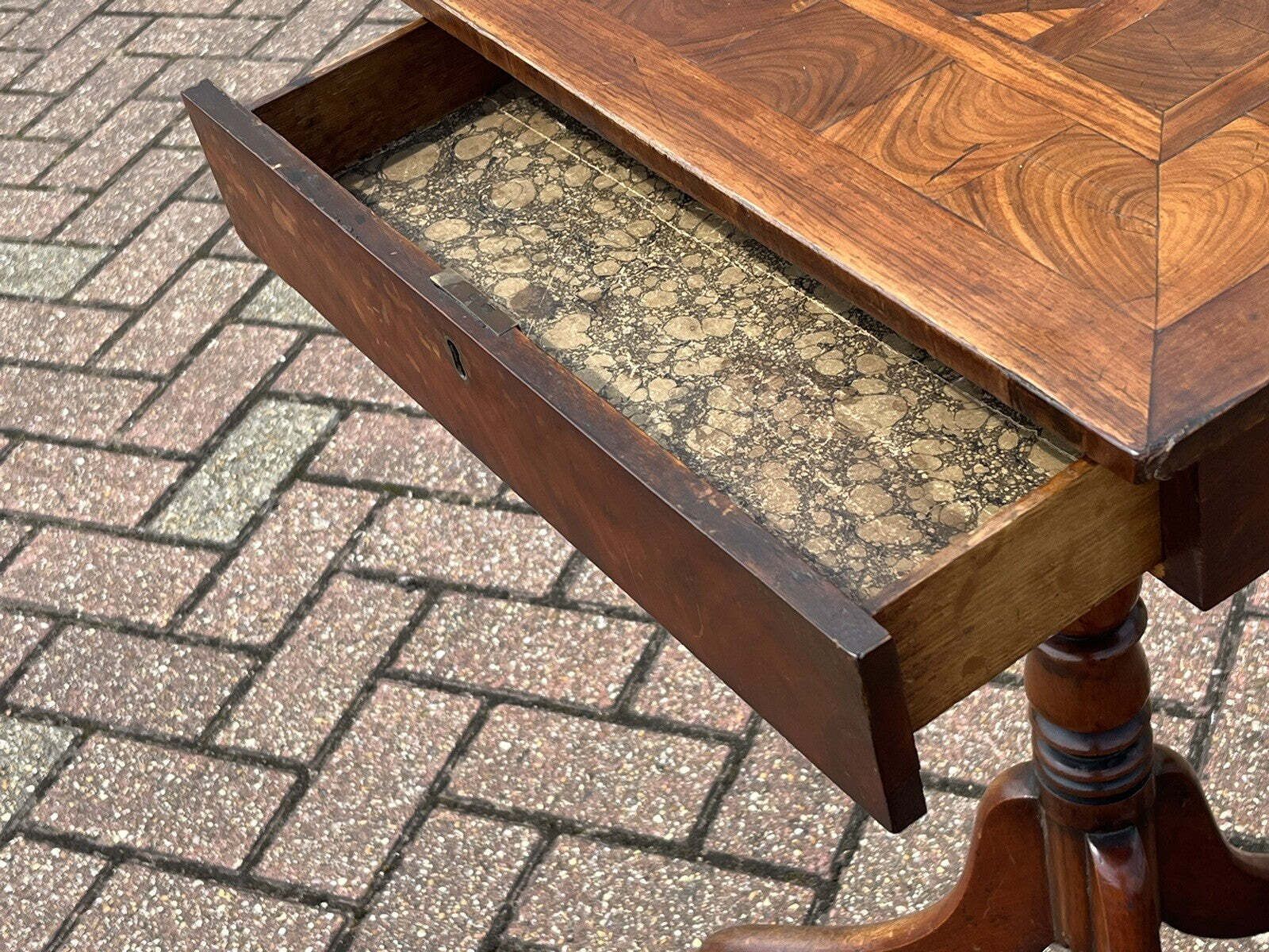 photo vintage Oyster Veneer Lamp Table/Side Table With Drawer