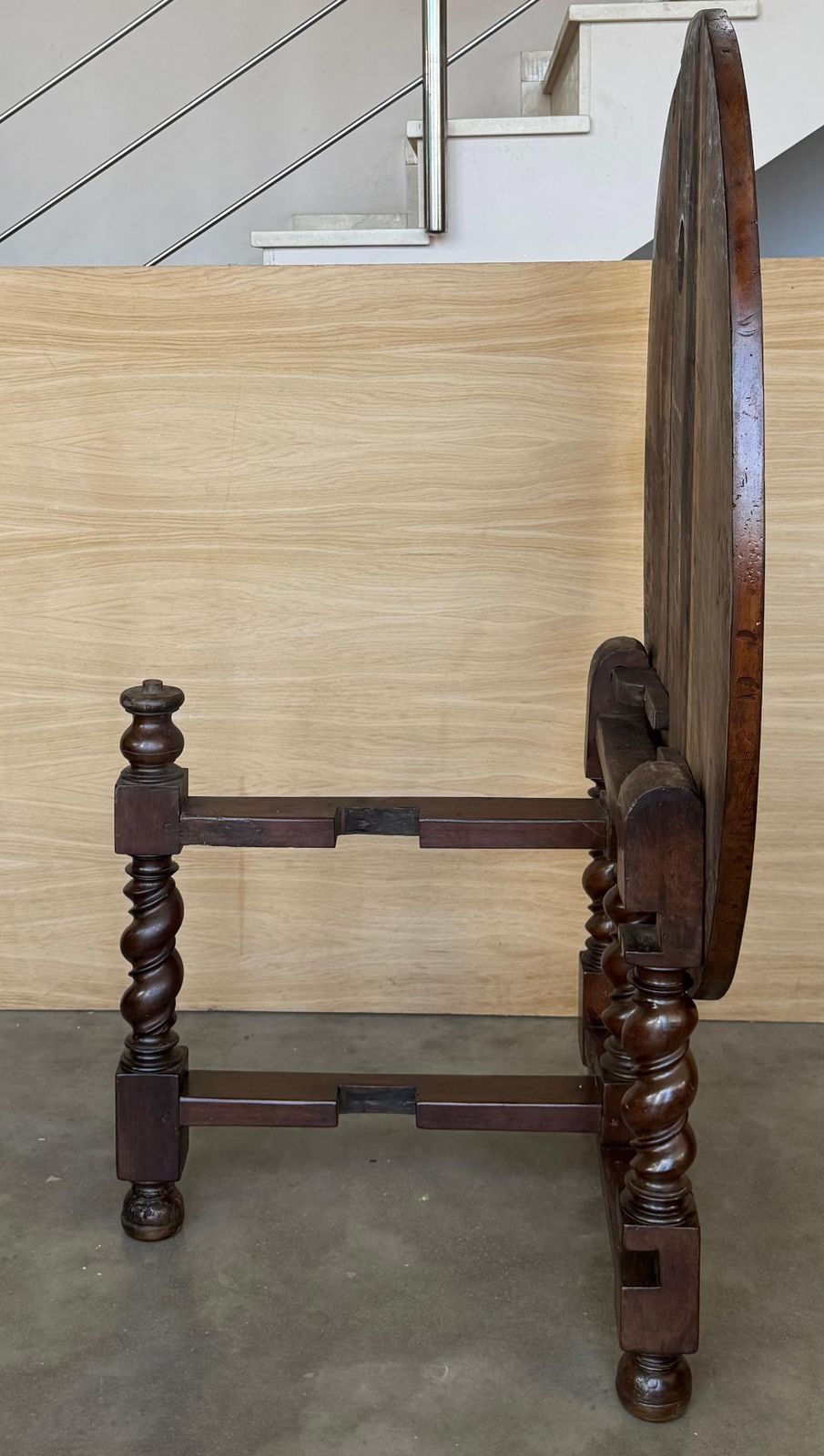 Table ronde pliante en noyer massif, pieds salomoniques, XIXe siècle photo furniture