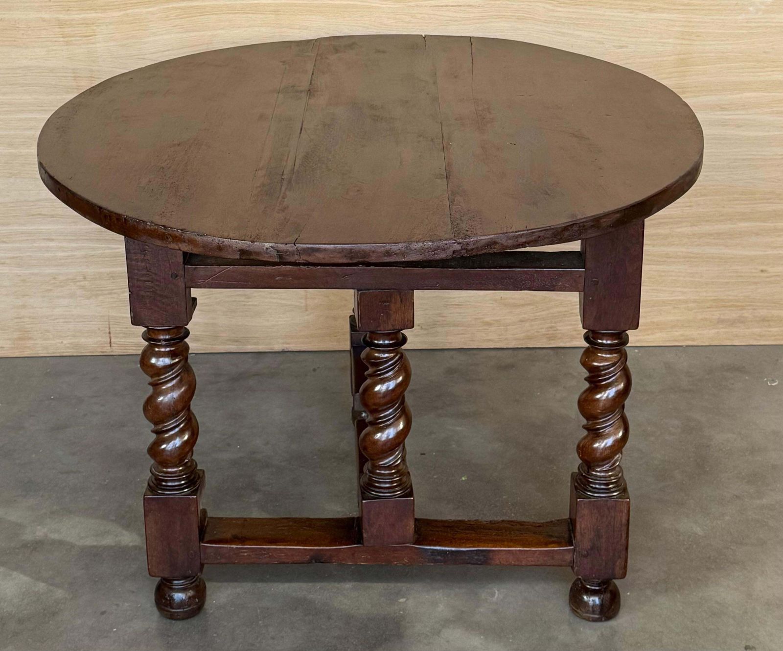 Table ronde pliante en noyer massif, pieds salomoniques, XIXe siècle photo vinterior