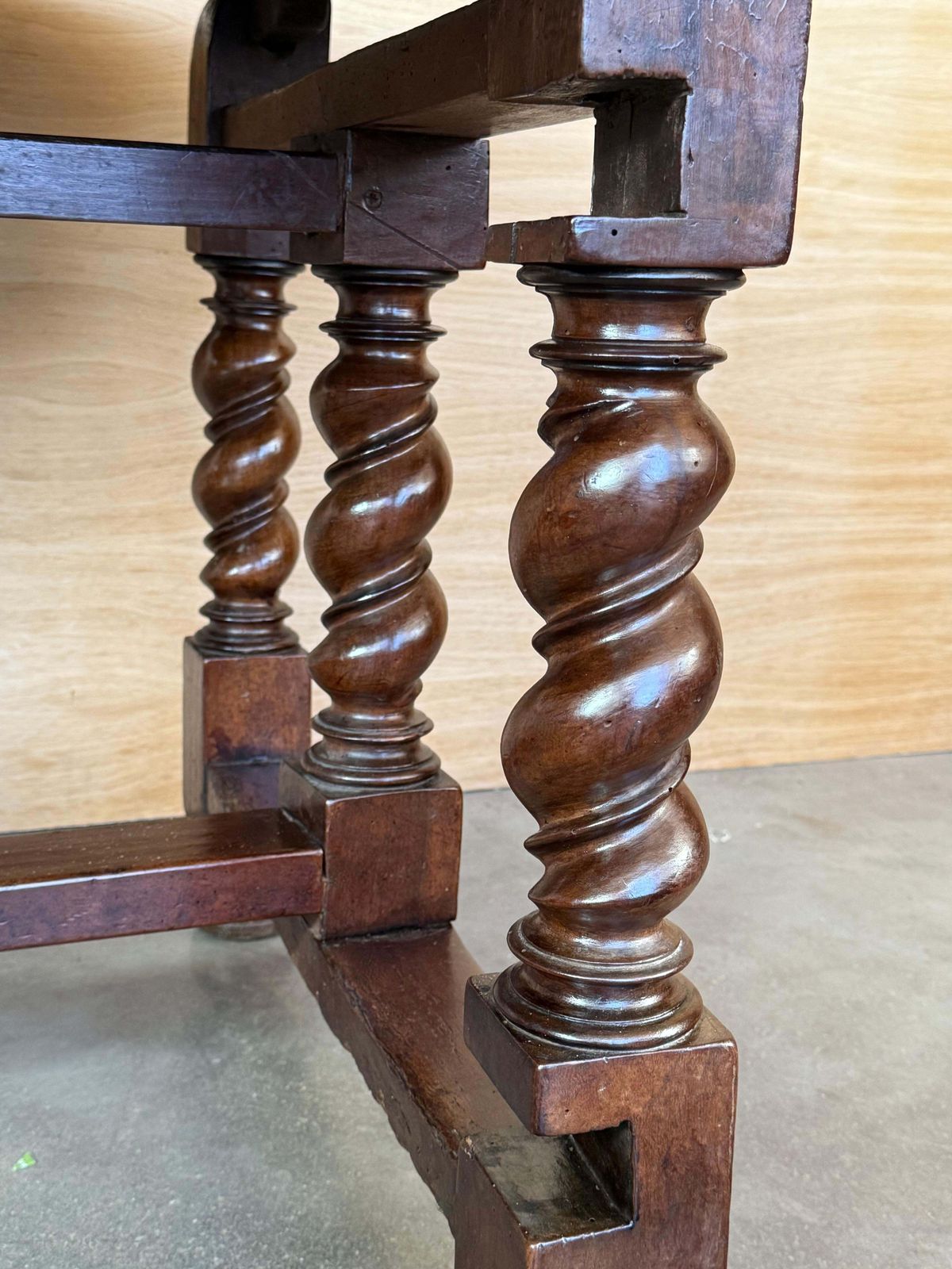 photo furniture Table ronde pliante en noyer massif, pieds salomoniques, XIXe siècle