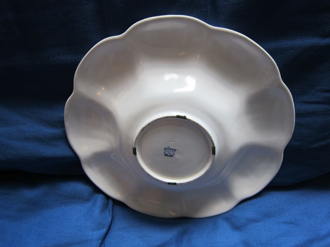 Plooischotel Royal Delft Porceleyne Fles 1950s – White Scalloped Dish – Vintage Dutch Pottery – Collectible Delftware Bowl photo furniture