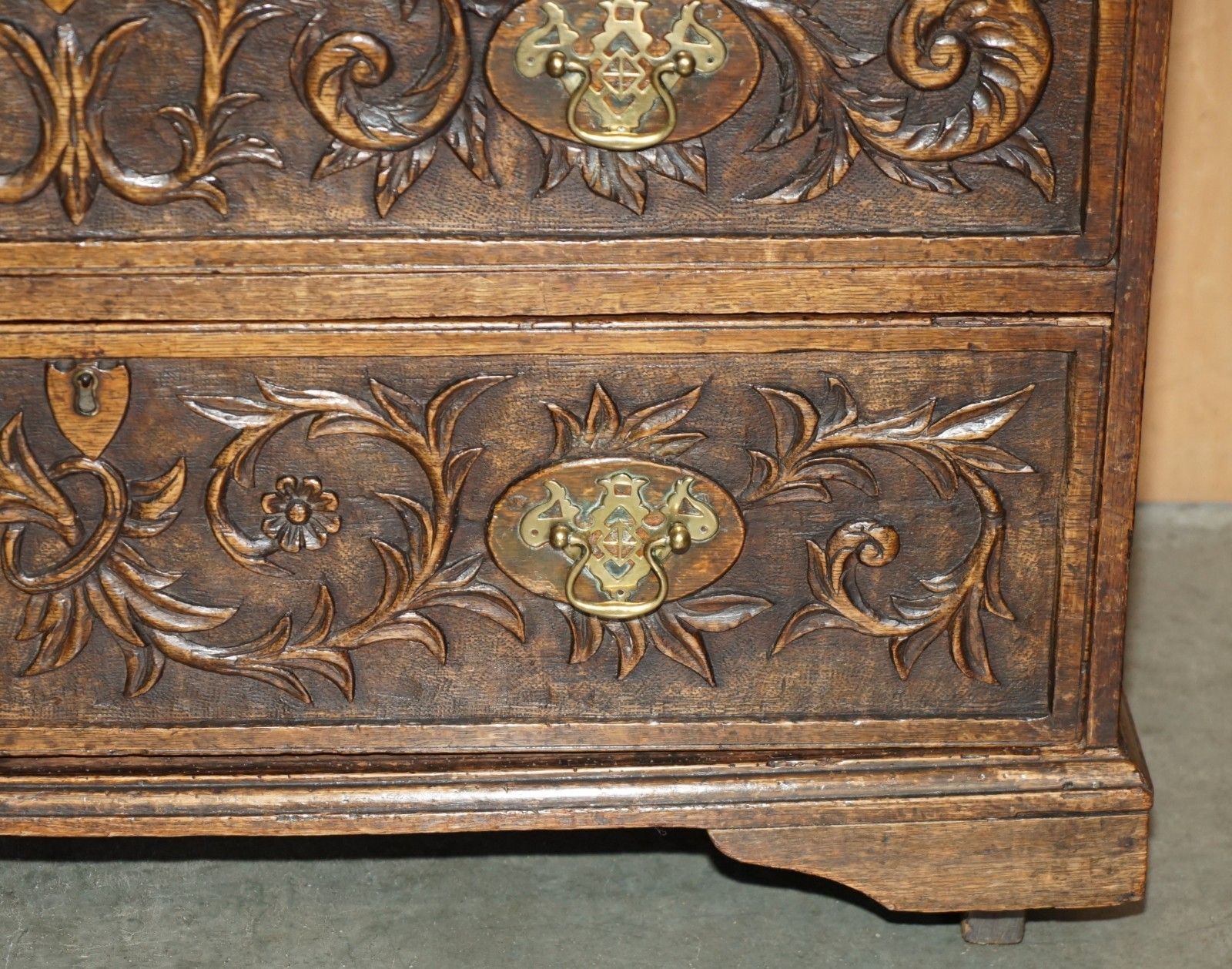 photo vinterior Super Decorative Antique Victorian English Oak Heavily Carved Chest Of Drawers