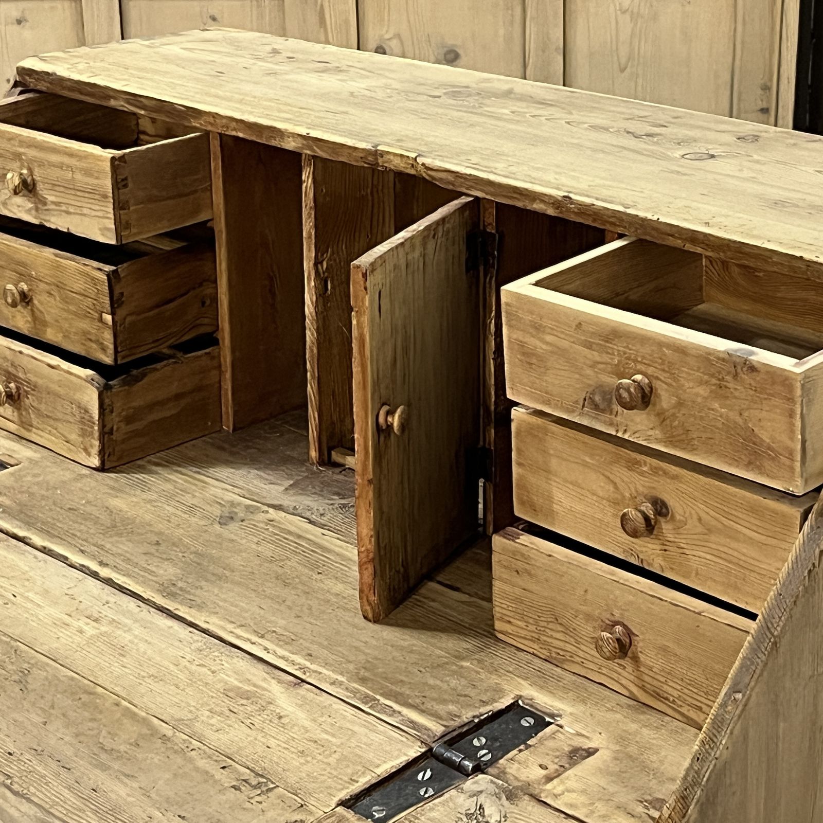 Small English Old Pine Bureau, 1800s photo vinterior