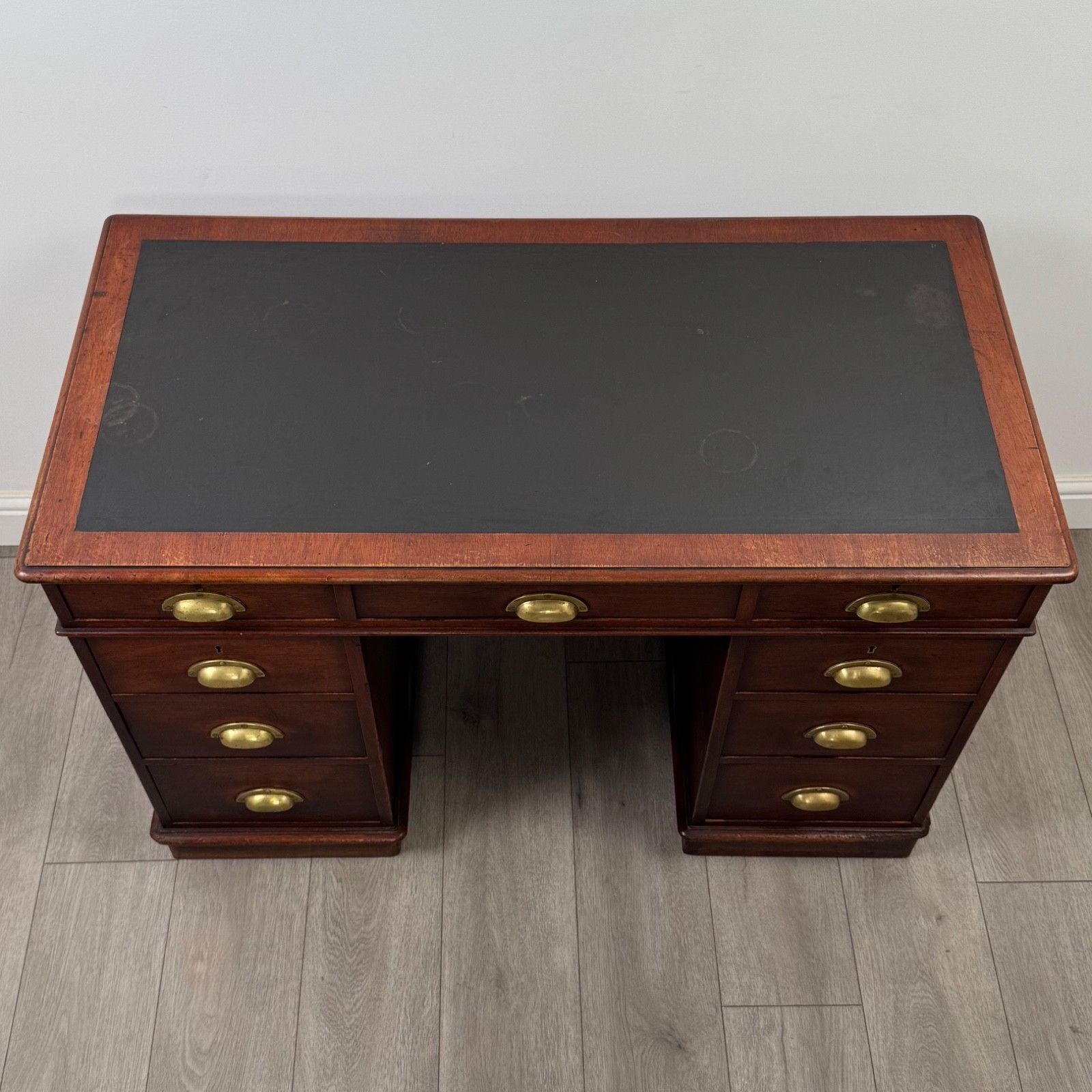 photo furniture Antique 19th Century Good Quality Pedestal Desk In Mahogany