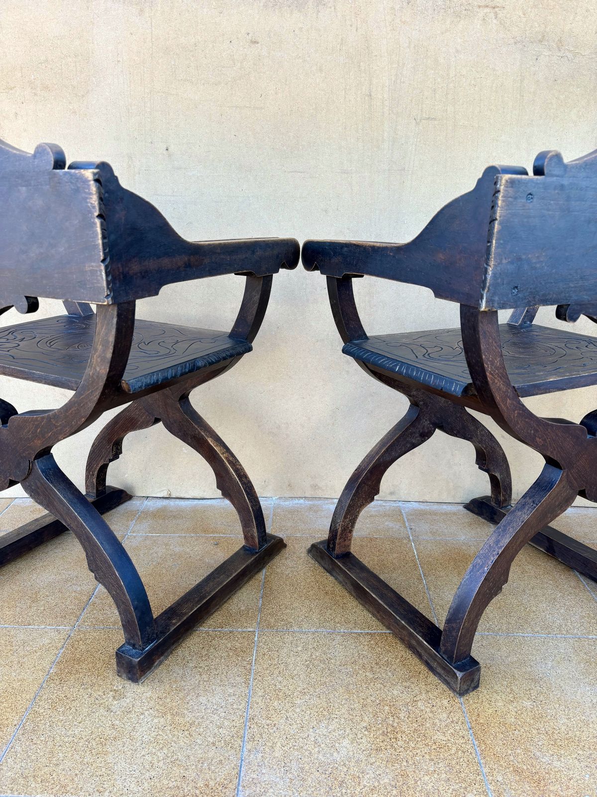Pair Of Spanish Renaissance Revival Carved Savonarola Chairs, Early 20th Century photo vinterior