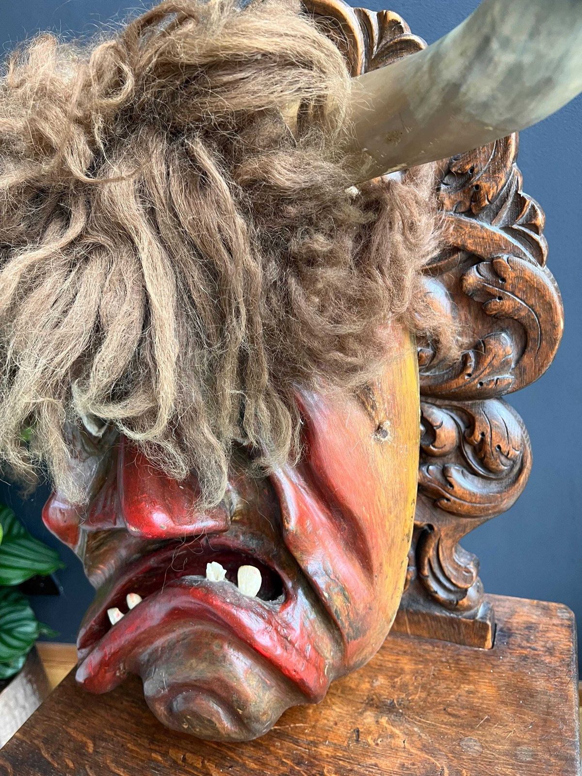 photo vintage Vintage Folk Art Wall Mask, Switzerland