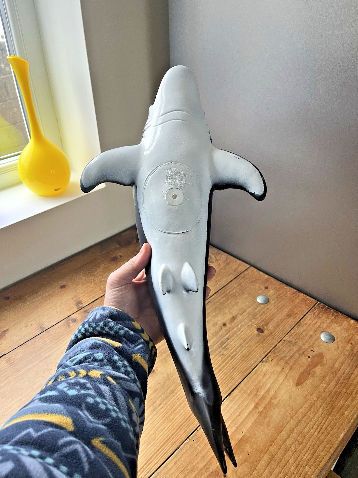 photo vintage Large 20" Vintage Fast Champ Ind Ltd Hongkong Rubber Great White Shark Jaws Prop