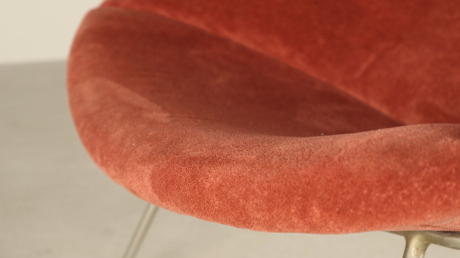 photo vintage Pierre Paulin For Artifort — F156 “Little Oyster” Lounge Chair, 1959–1960s