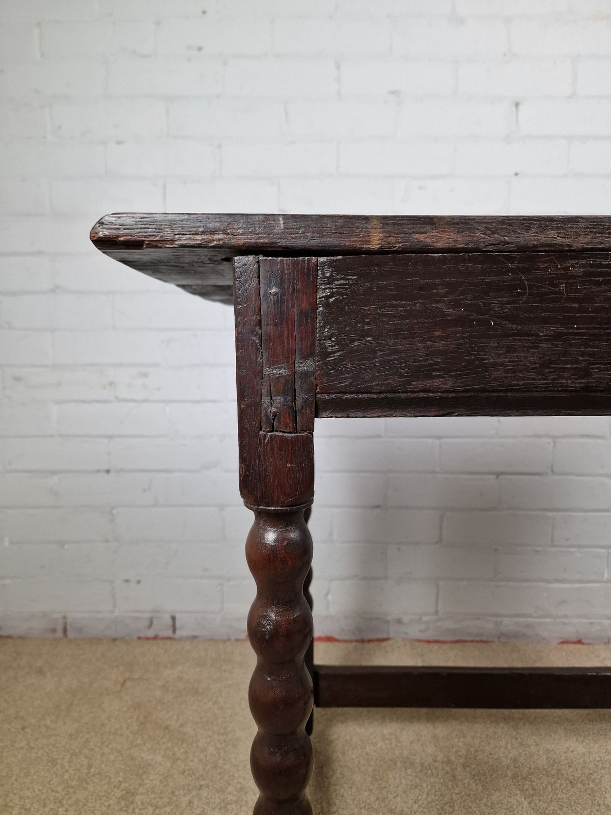 photo vinterior 18th Century Oak Bobbin Turned Side Table