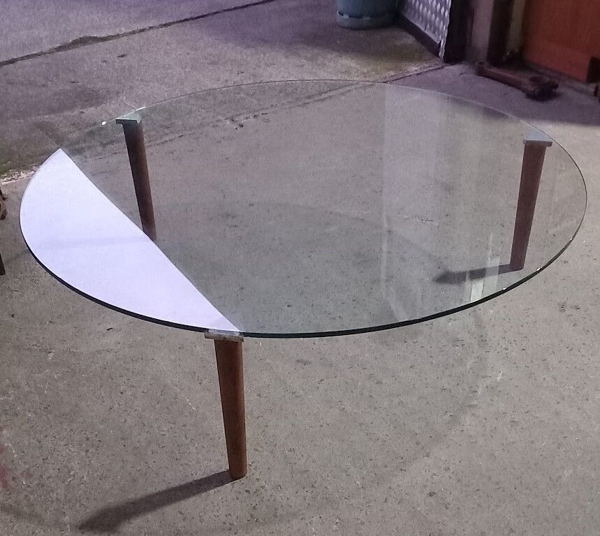 photo vintage Glass Topped Minimalist Style Coffee Table With Teak Legs