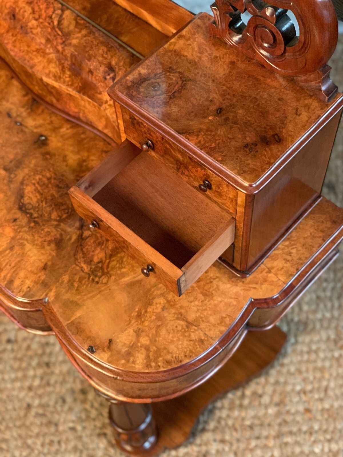 Victorian Walnut Dressing Table (Burr Walnut) photo vintage