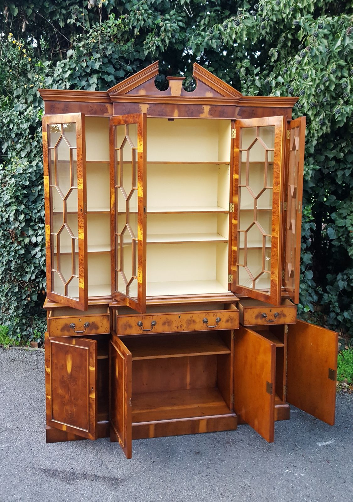 photo vinterior Titchmarsh & Goodwin Burr Yew Breakfront Library Bookcase Rl.20713
