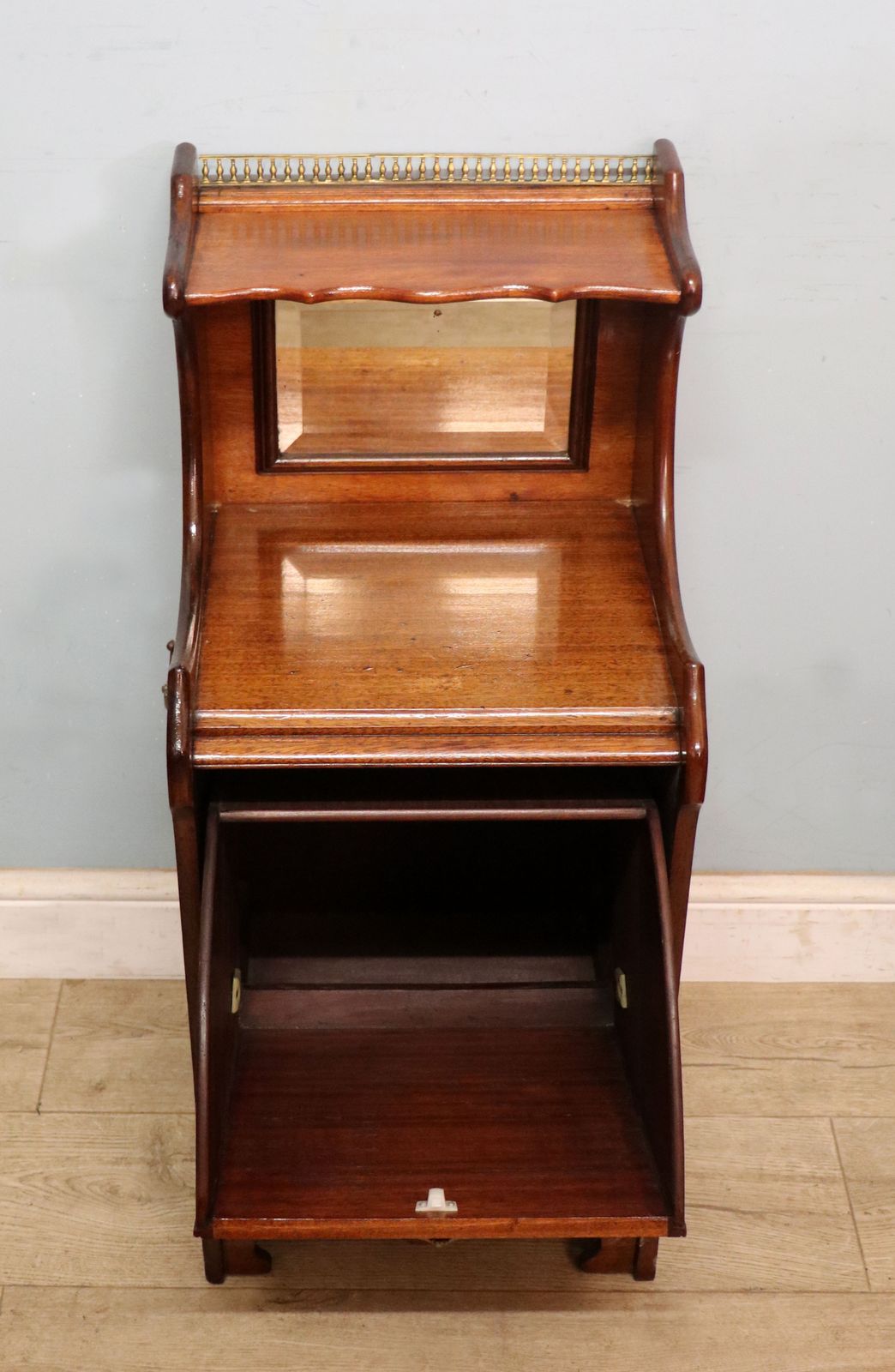 Victorian Style! A Lovely Late 19th Century American Walnut Coal Purdonium. photo for sale