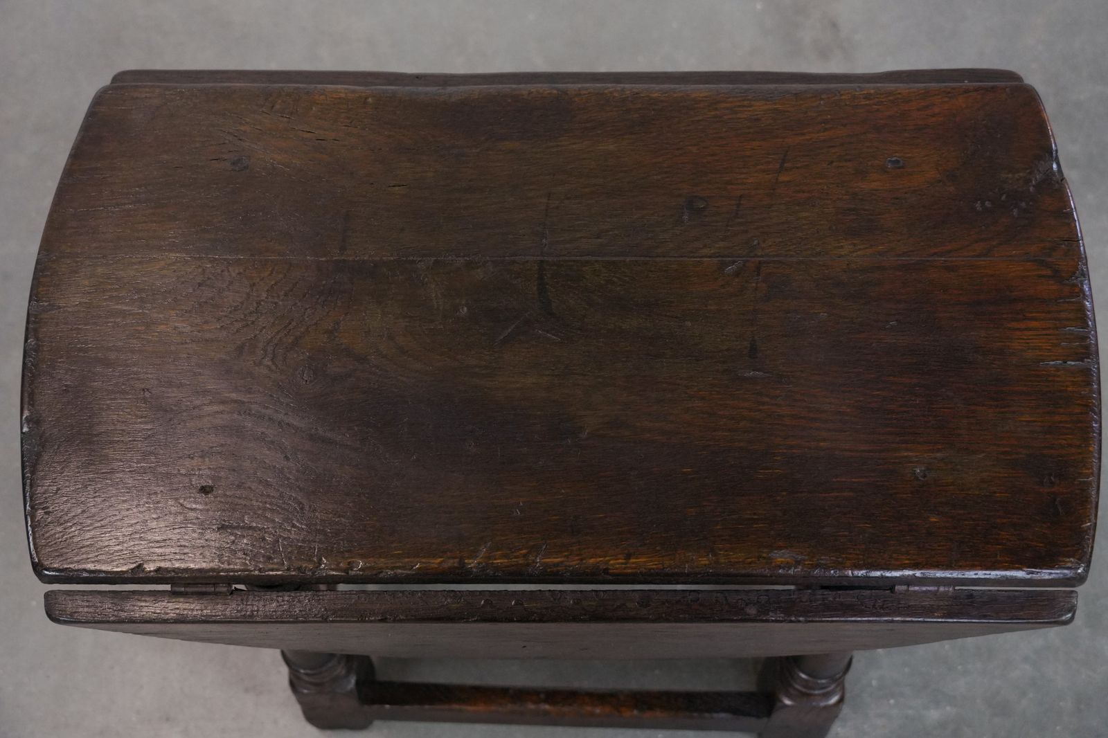 photo furniture Antiek Engels Klassiek Bijzettafeltje / Krukje Met Neergeklapte Bladen, Eiken, 18e Eeuw