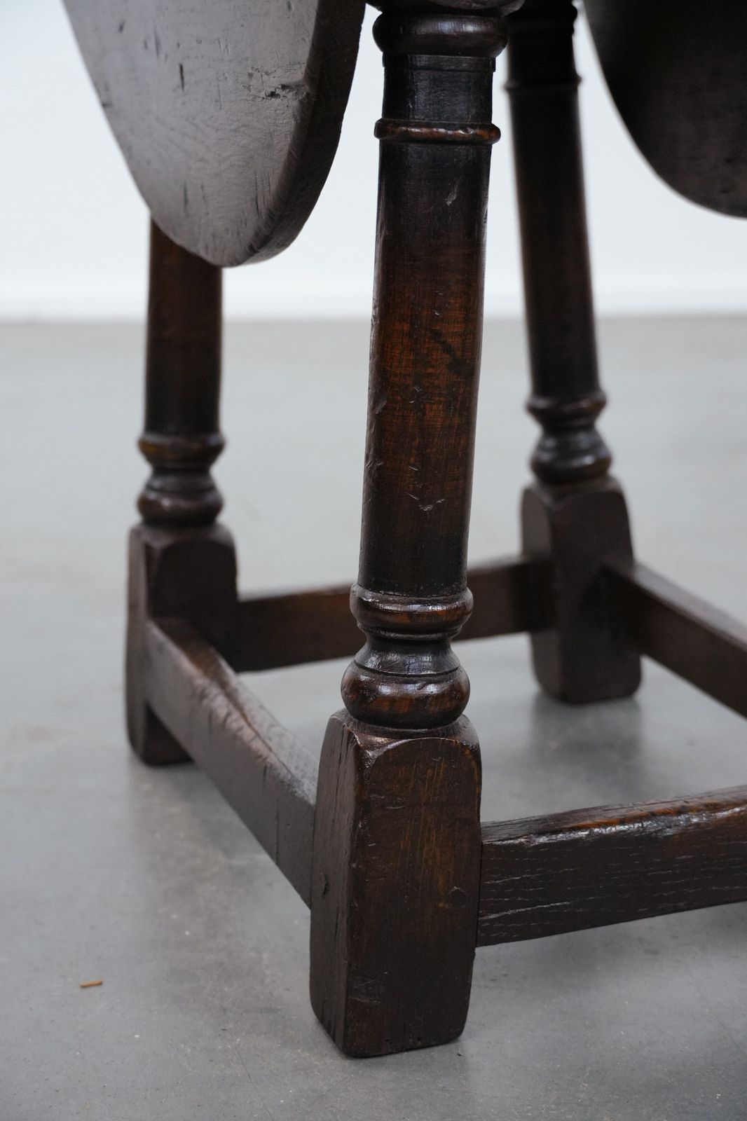 photo buy Antiek Engels Klassiek Bijzettafeltje / Krukje Met Neergeklapte Bladen, Eiken, 18e Eeuw
