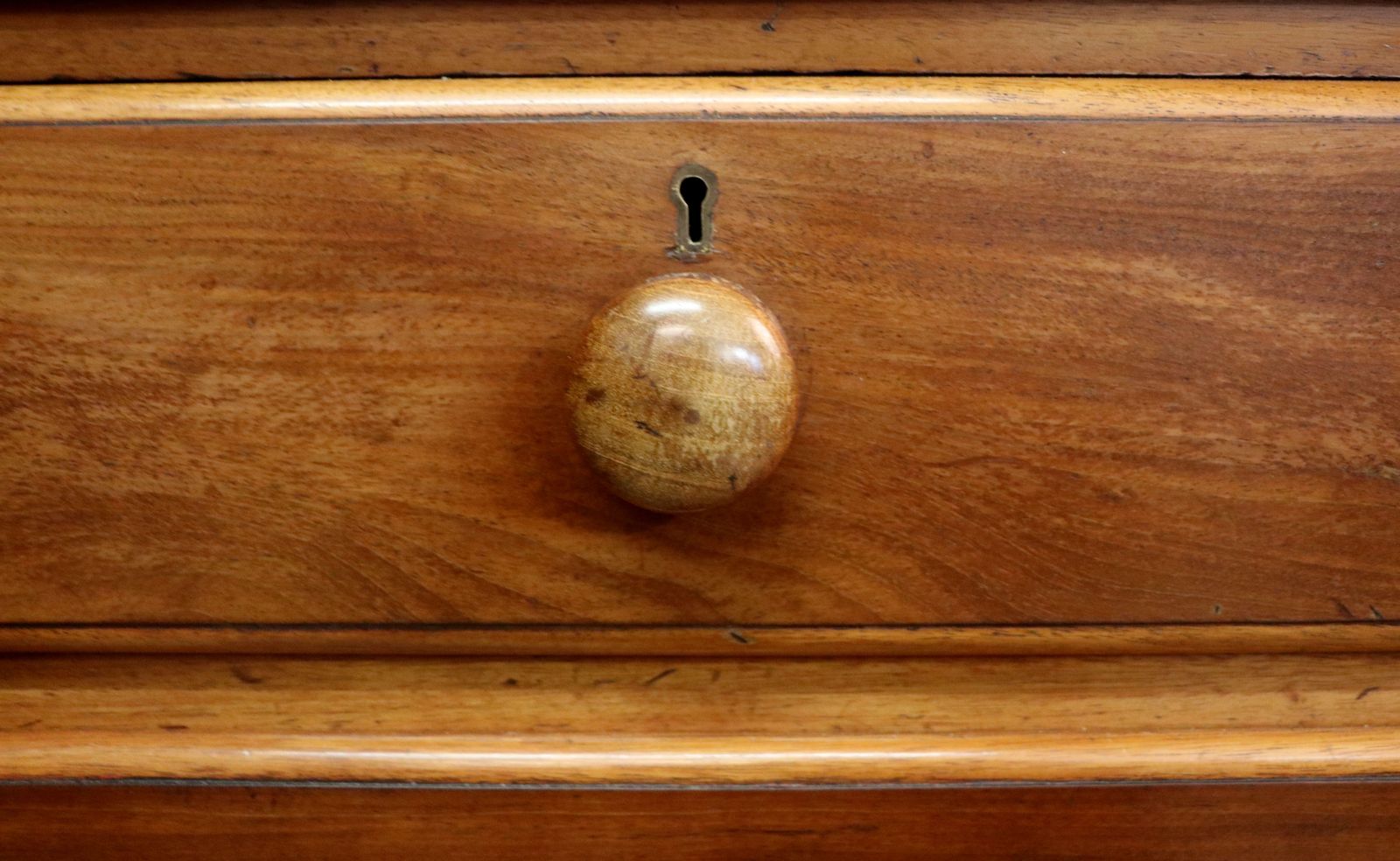 photo vinterior A Lovely Mid 19th Century Mahogany Galleried Back Chest Of Drawers.
