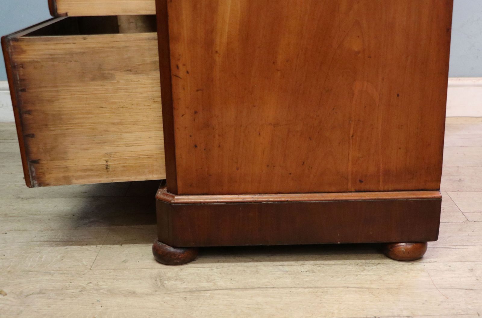 photo buy A Lovely Mid 19th Century Mahogany Galleried Back Chest Of Drawers.