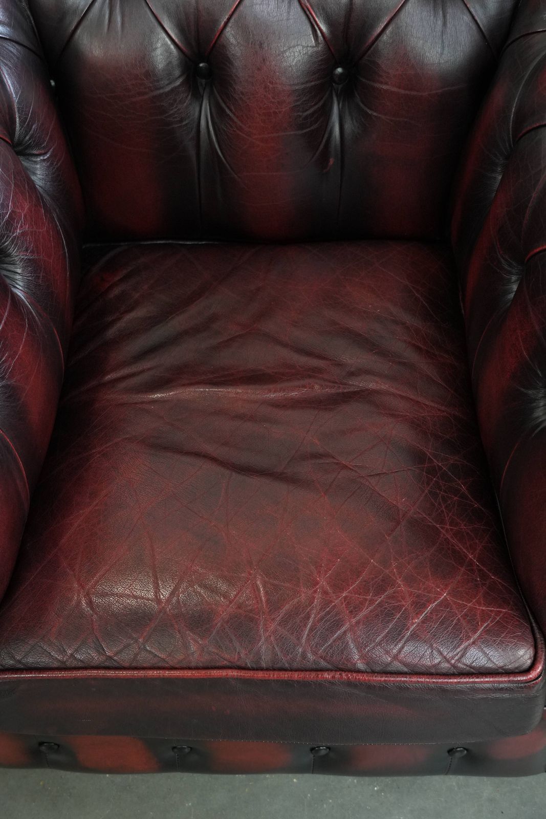Tijdloze Engelse Chesterfield Fauteuil Van Leer Op Wieltjes, Afgewerkt Met Siernagels photo vinterior