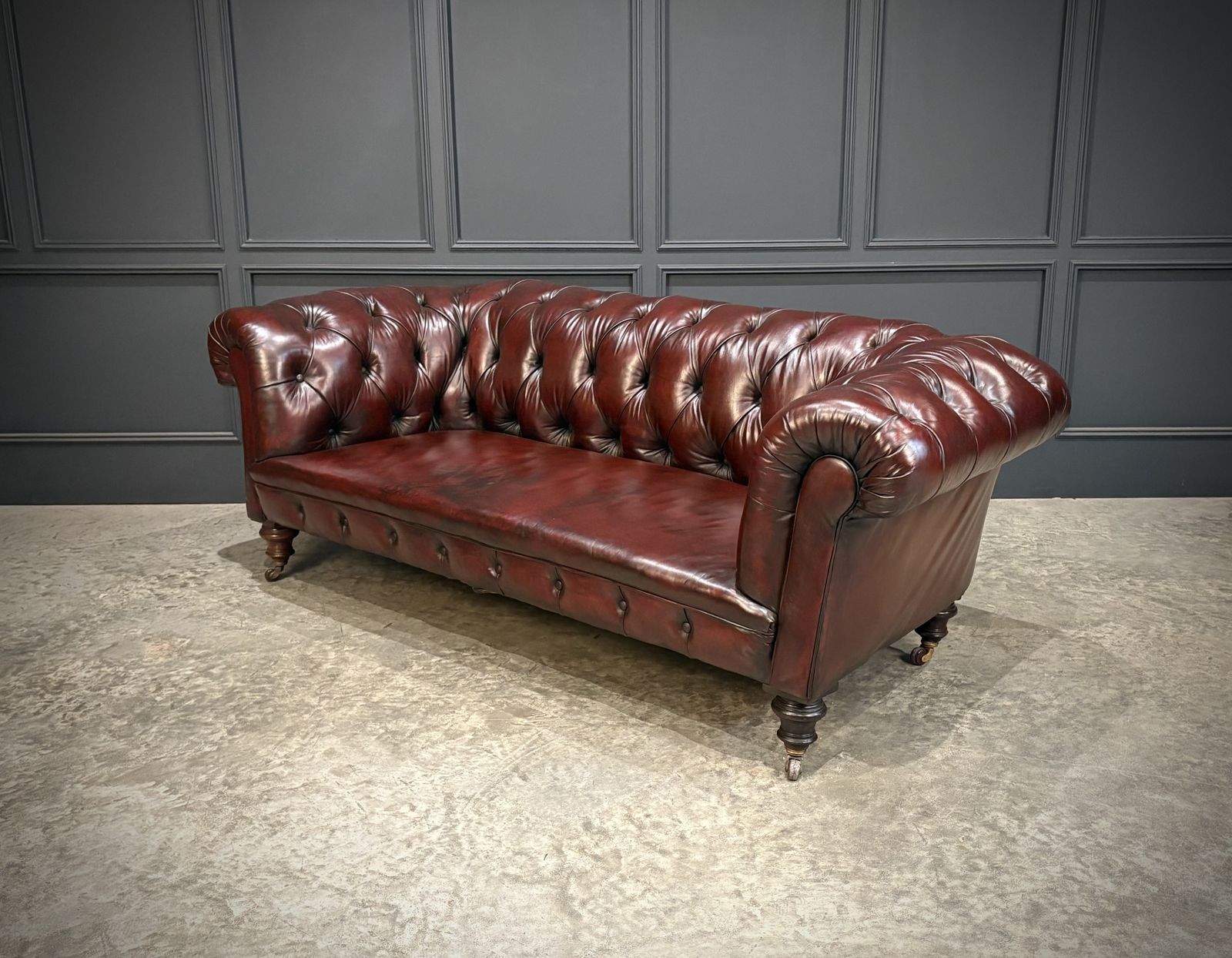 photo furniture Victorian Buttoned Leather Chesterfield Sofa