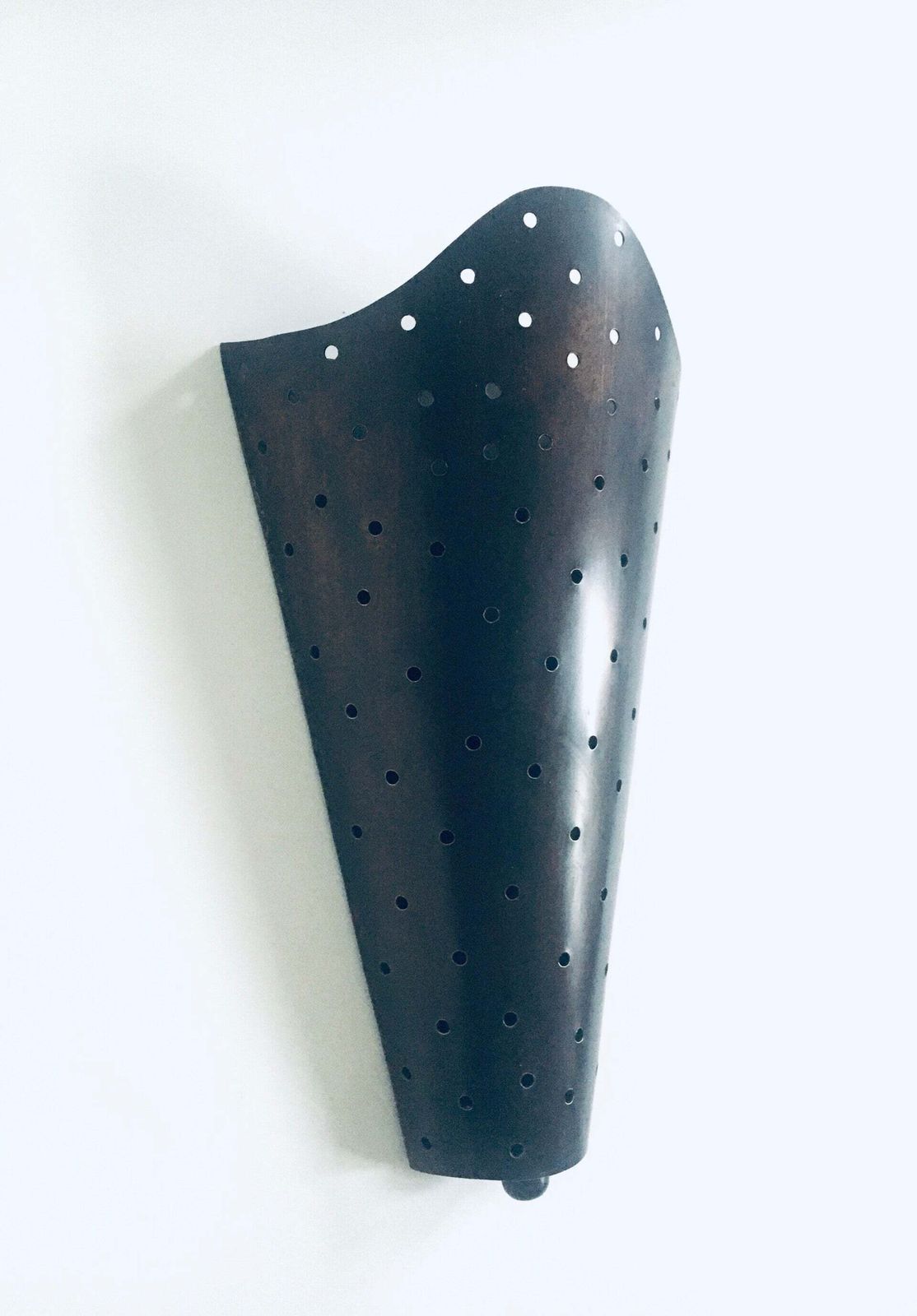 Postmodern Design Messing Geperforeerde Wandlamp, Italië Jaren 1980 photo for sale