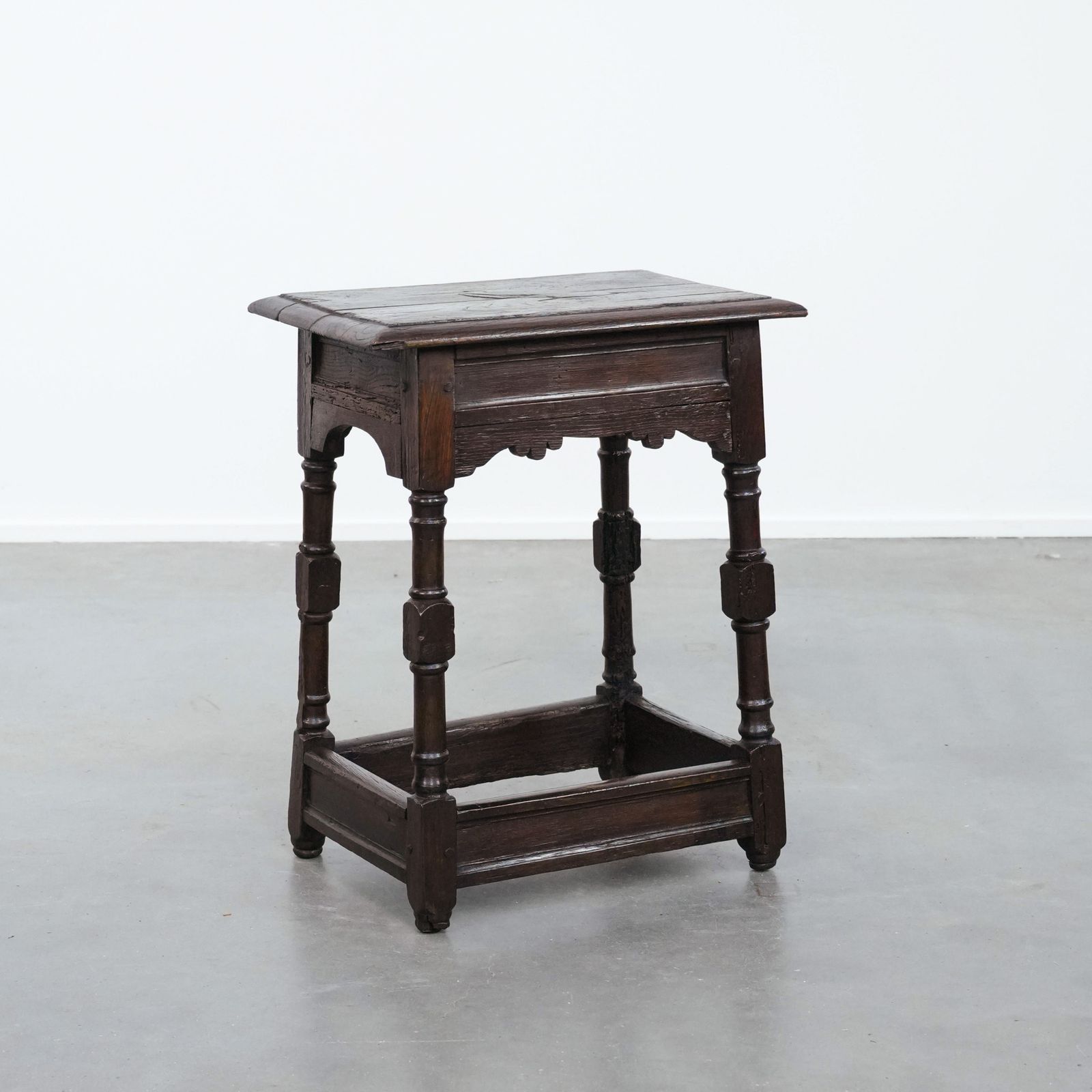 Functional Charming Antique English Oak Joint Stool/Side Table/Stool From The 18th Century With A Luxurious Appearance