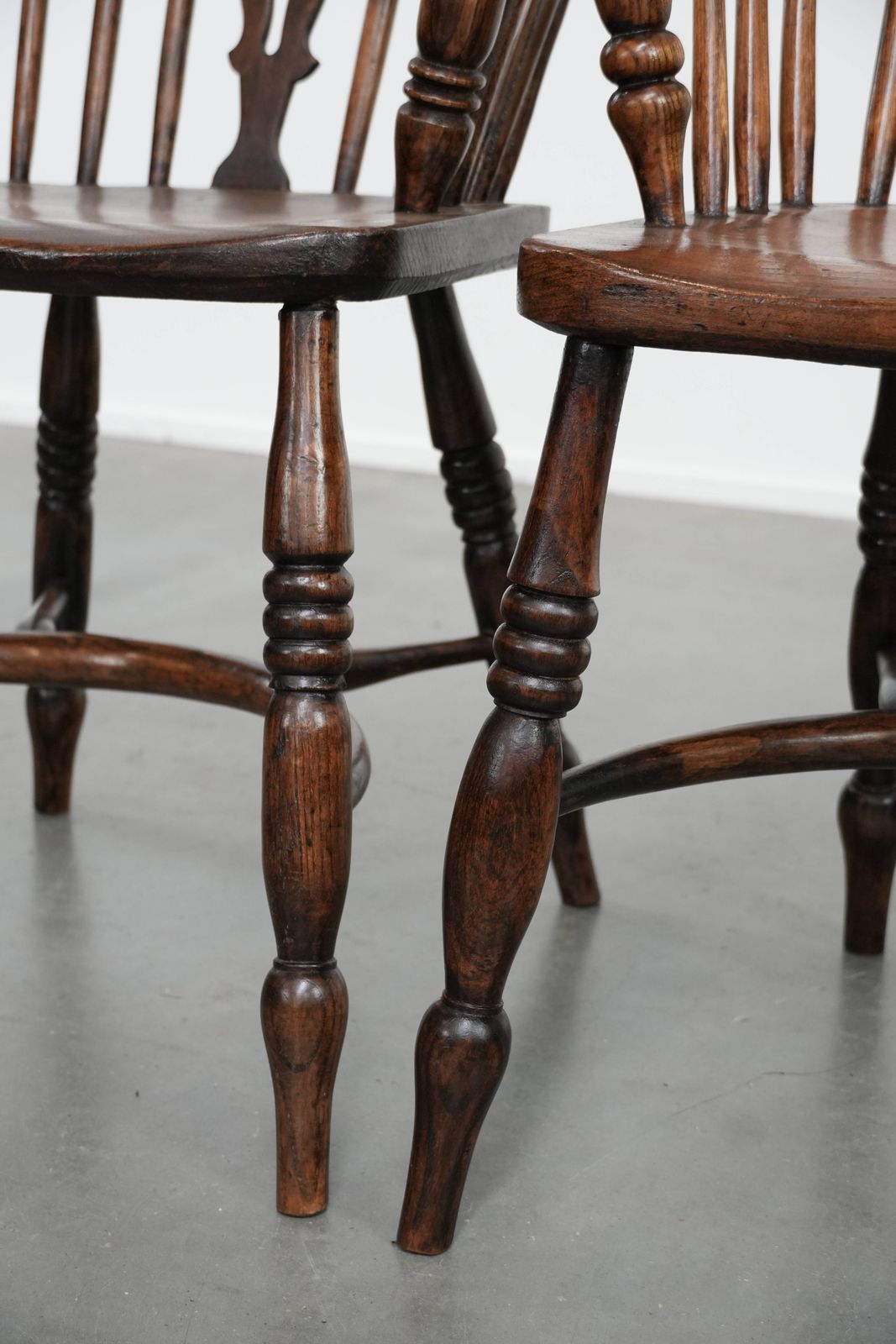 photo vinterior Antique Set Of 4 English Windsor Lowback Chairs With Character, Beautiful Color Scheme And A Lovely Patina