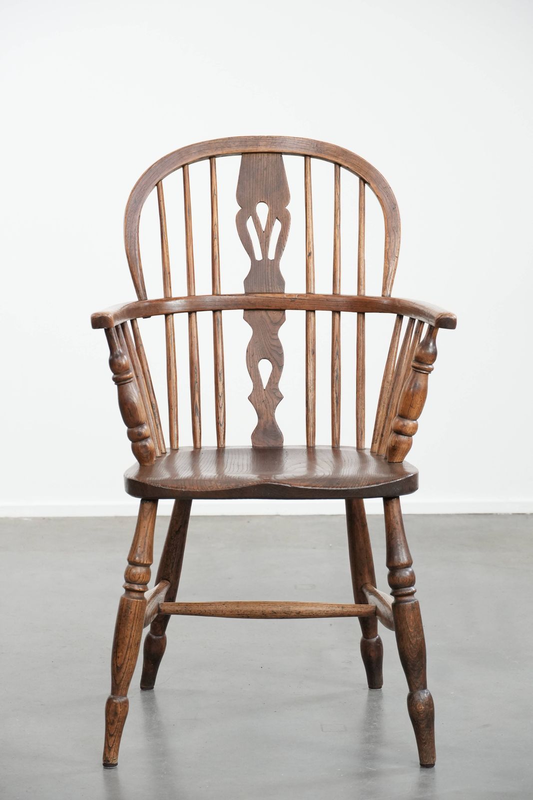 Antieke Engelse Lowback Windsor Stoel Met Mooie Patina En Fraaie Details photo furniture