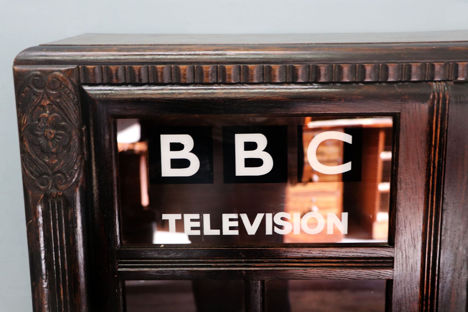 A Wonderful Traditional Oak Veneered Cabinet, Hand Sign Written With Detail For The British Broadcasting Company. photo vinterior