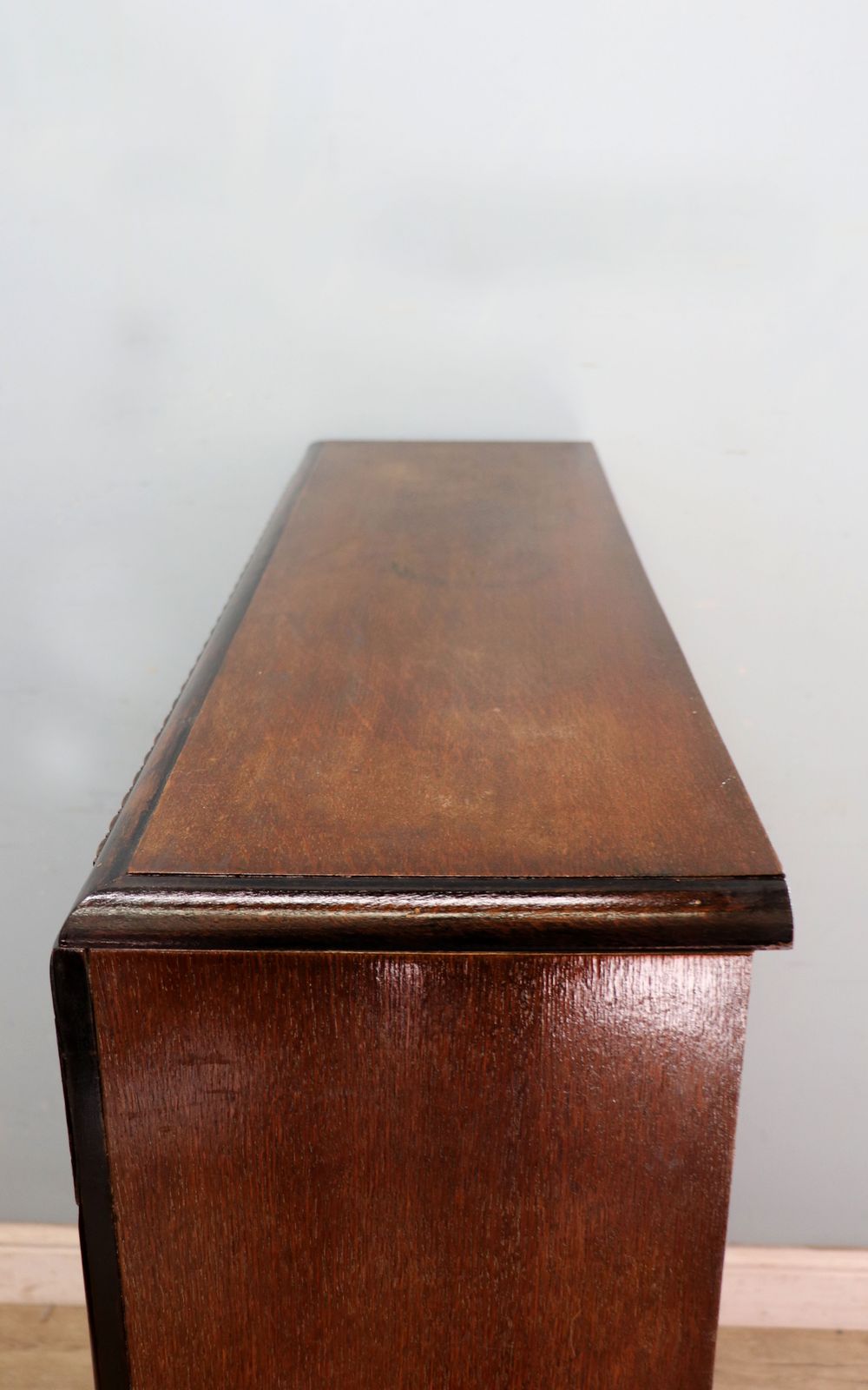 photo vinterior A Wonderful Traditional Oak Veneered Cabinet, Hand Sign Written With Detail For The British Broadcasting Company.