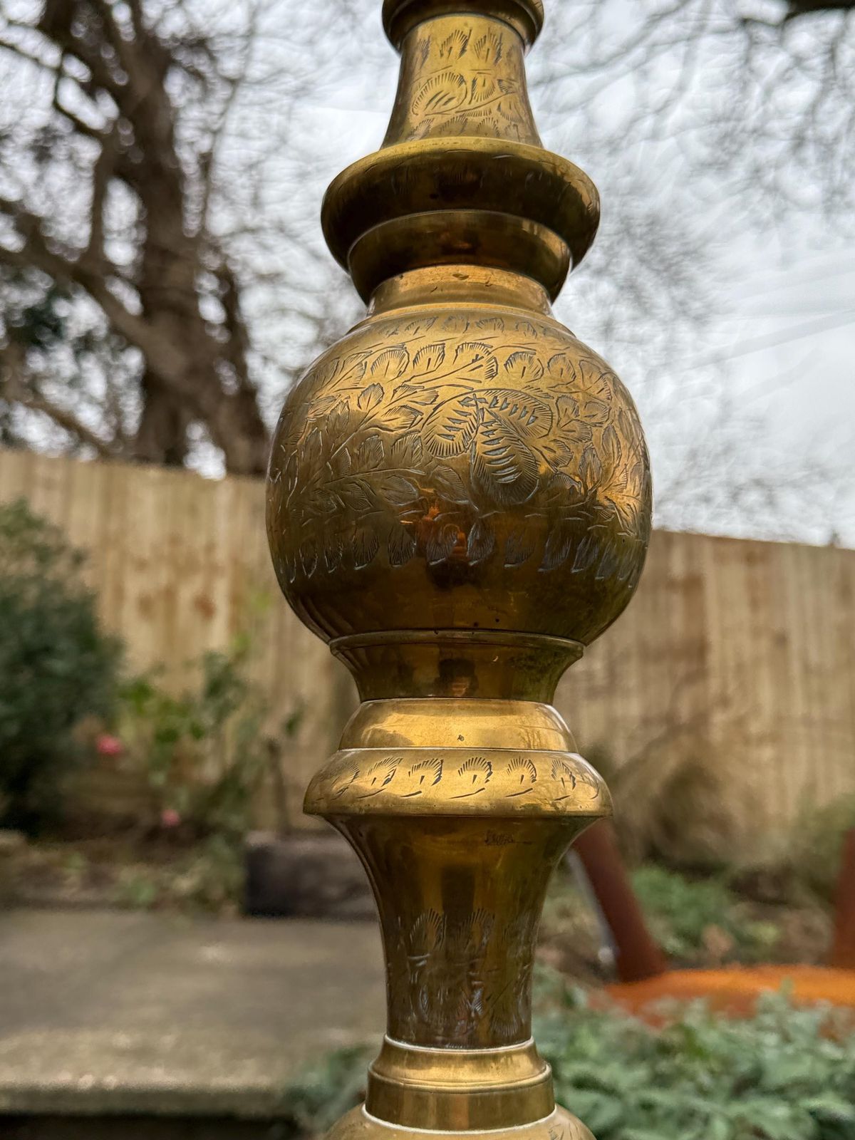 photo vintage Large Vintage Hand Engraved Solid Brass Table Lamp With Ornate Mid Century Design 61cm Tall, Pat Tested And Working