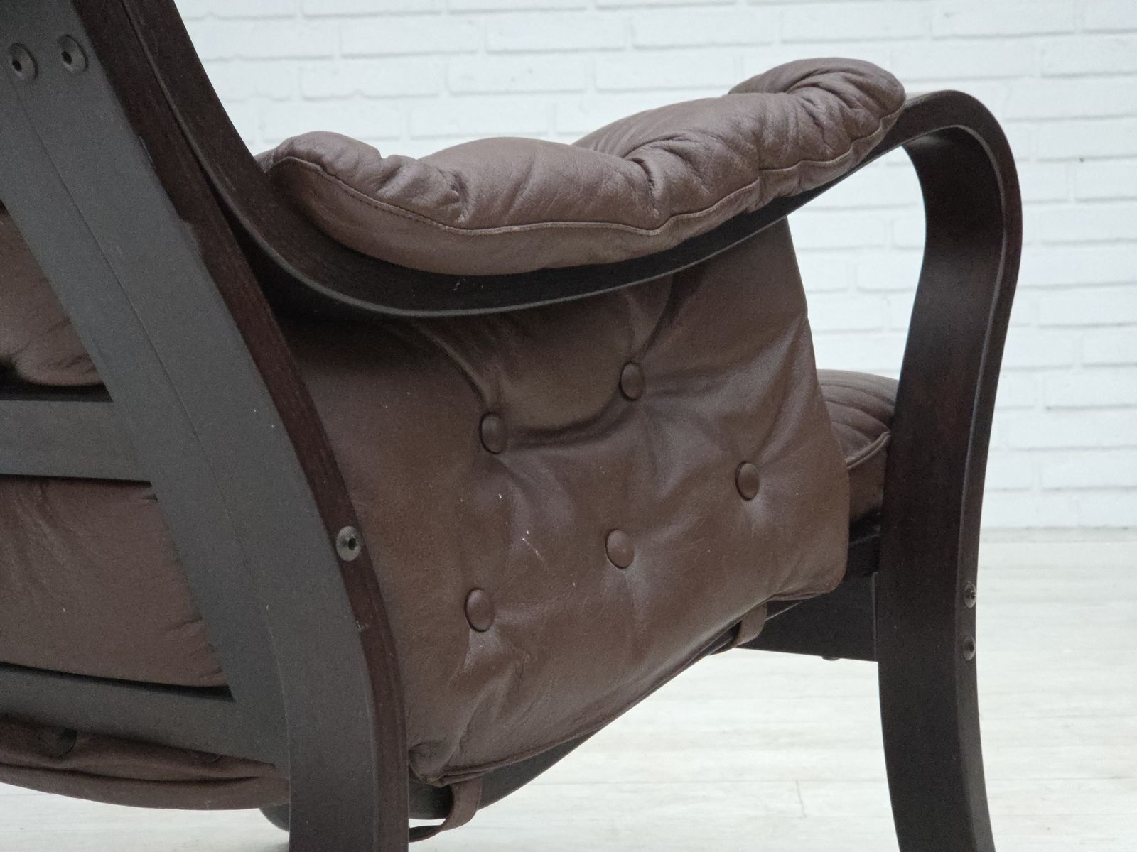 910.0 Ca. Jaren 1970, Scandinavisch Vintage Design, Fauteuil, Bruin Leer, Gebogen Hout. photo