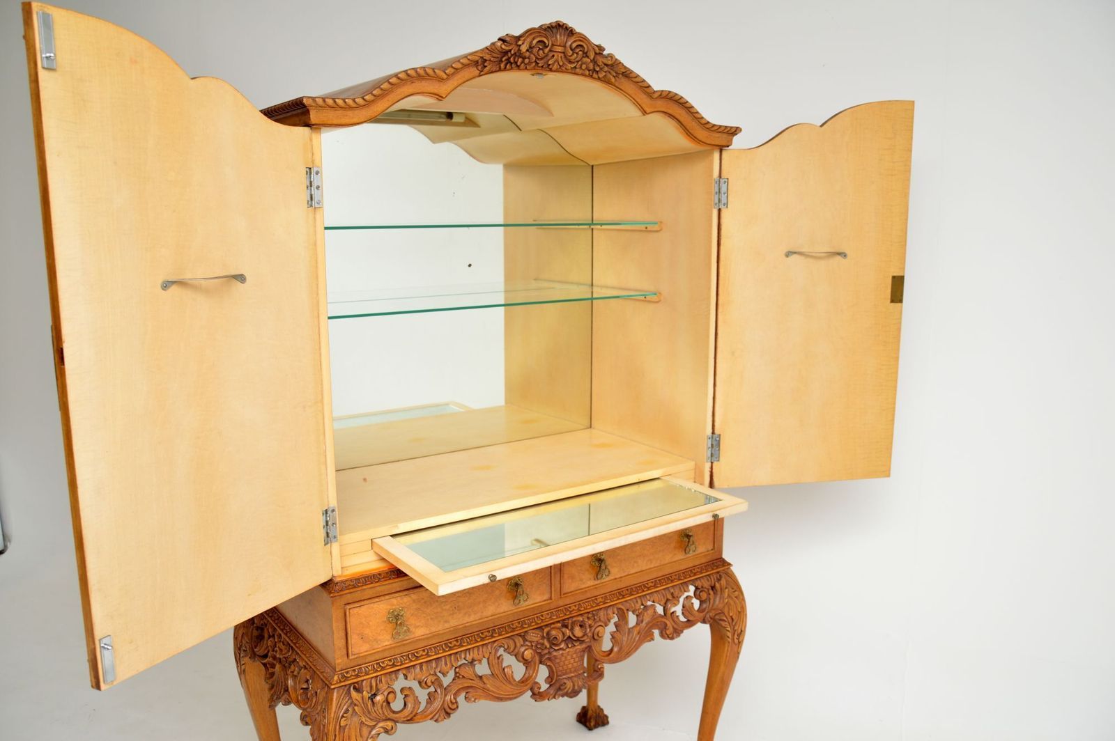 1105.0 Antique Burr Walnut Queen Anne Style Cocktail Drinks Cabinet photo