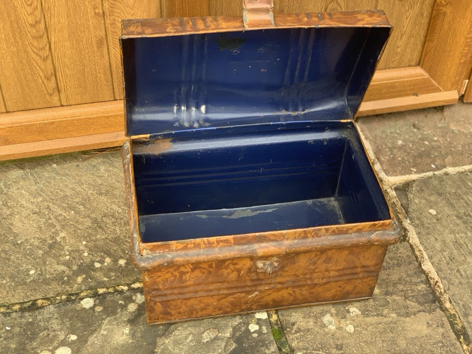 An Attractive Painted Victorian Tin Box photo vinterior
