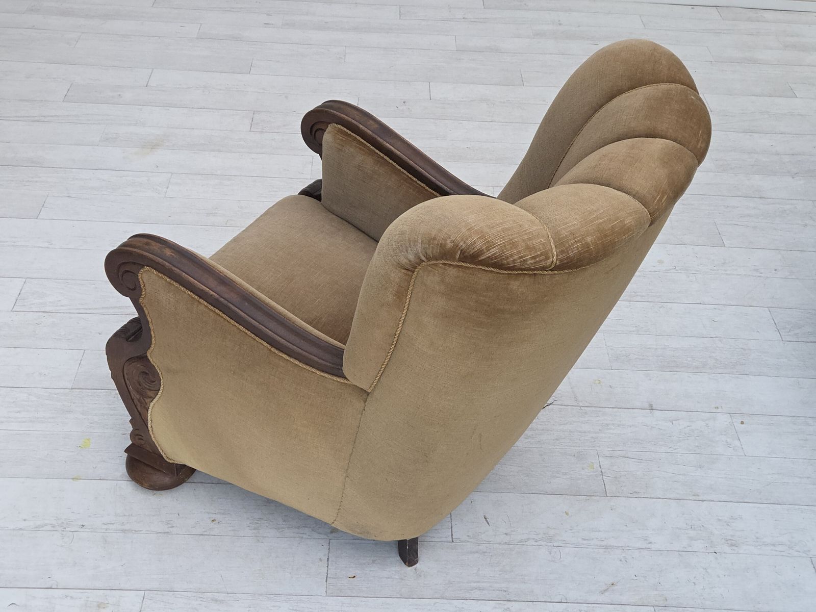 photo vinterior 1960s, Danish Relax Chair, Original Green Furniture Velour, Carved Oak Wood.
