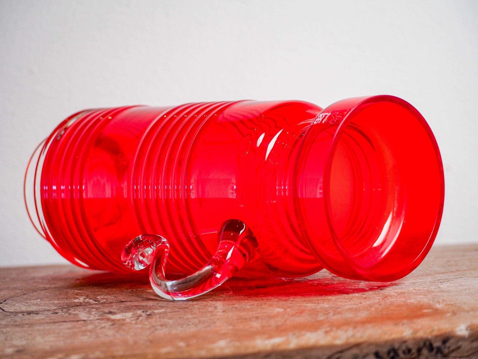 Tamara Aladin Kleopatra Glass Vase For Riihimaen Lasi C1969 In Red With Sticker photo vinterior