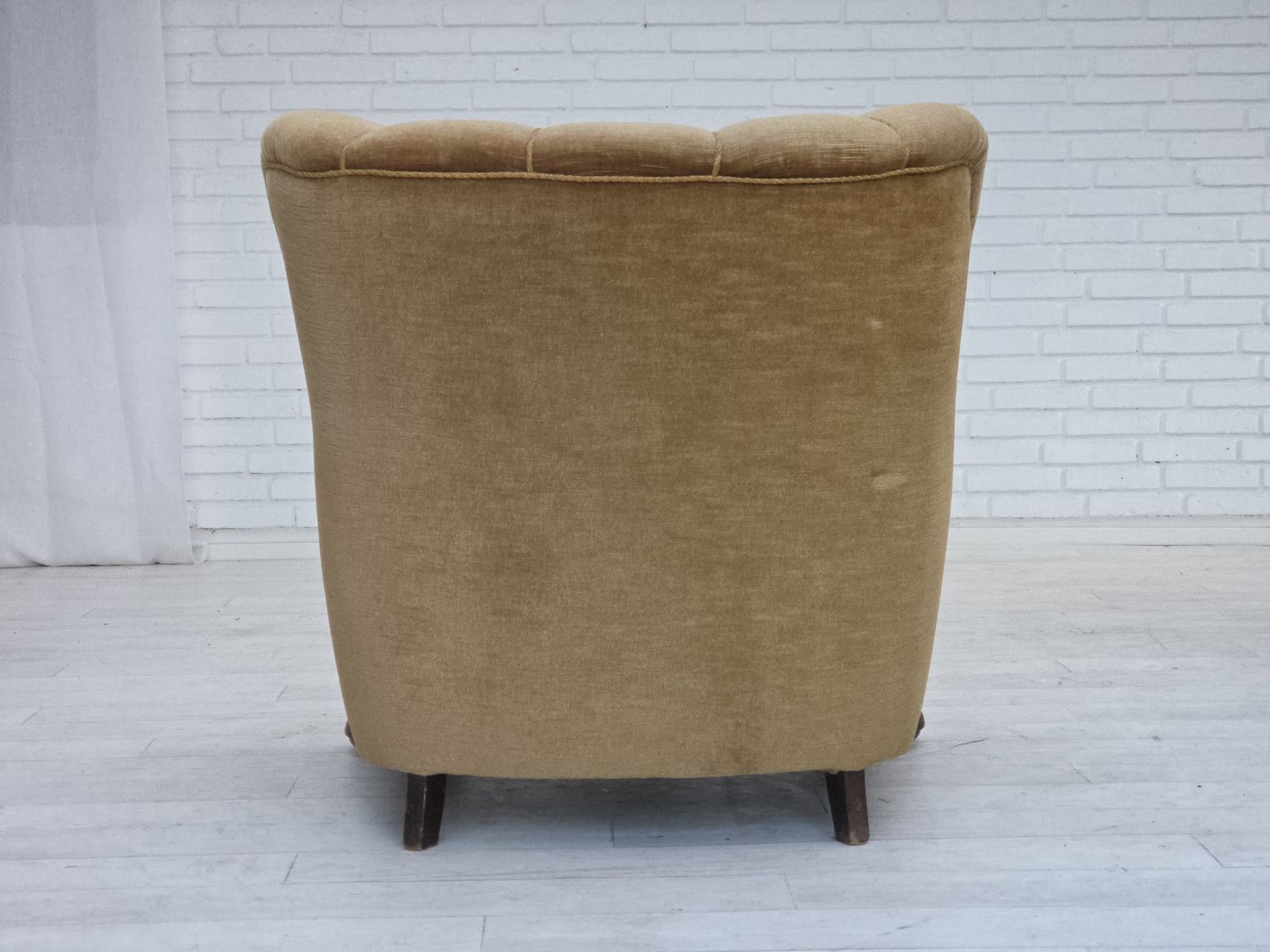Ca. Jaren 1960, Deense Fauteuil, Groen Meubelvelours, Gesneden Eikenhout. photo furniture