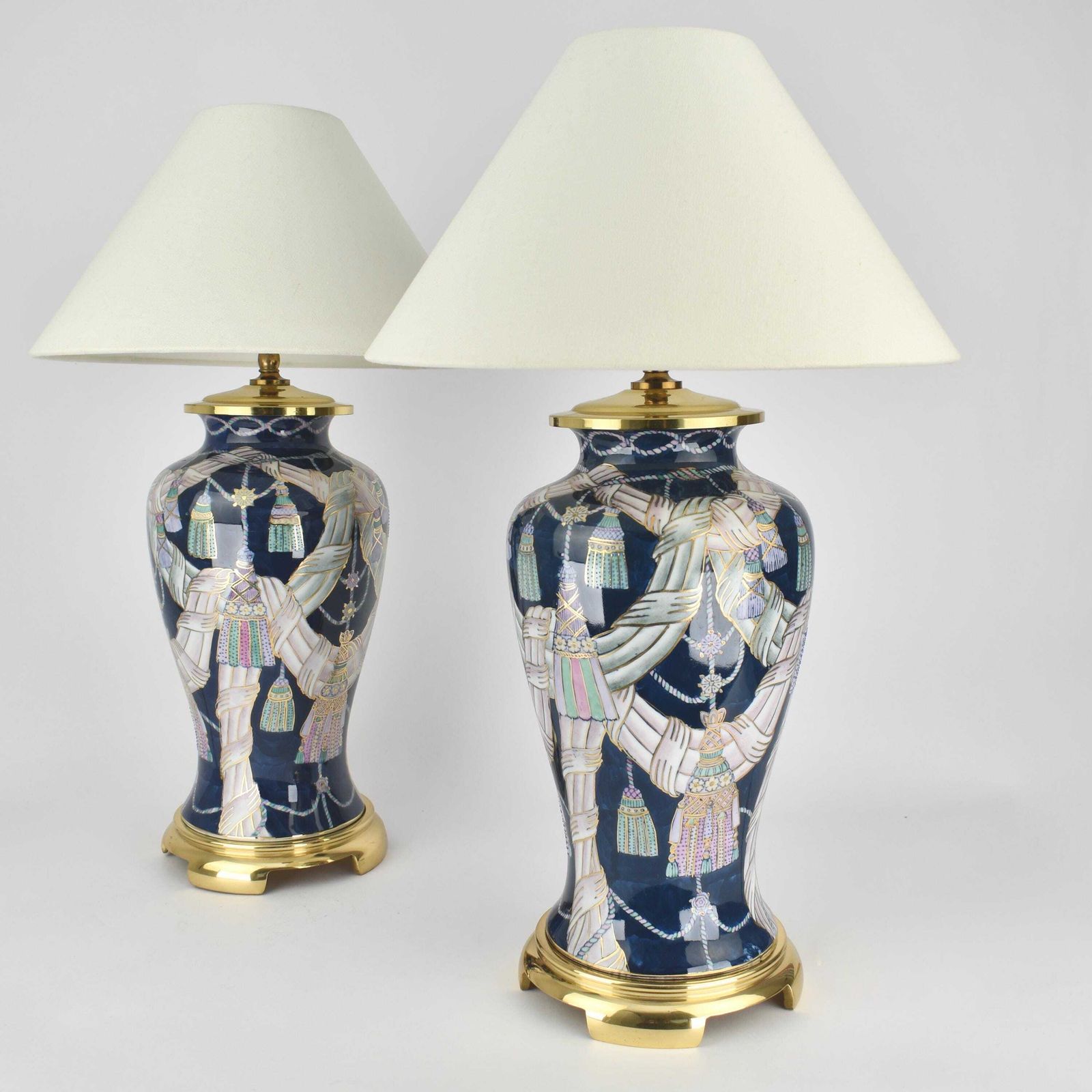 Vintage Chinese Porseleinen Tafellampen Met Kwastjes | Chinoiserie Mid Century Hollywood Regency | Donkerblauw, Messing En Goud, Jaren 1980, Set Van Twee photo furniture