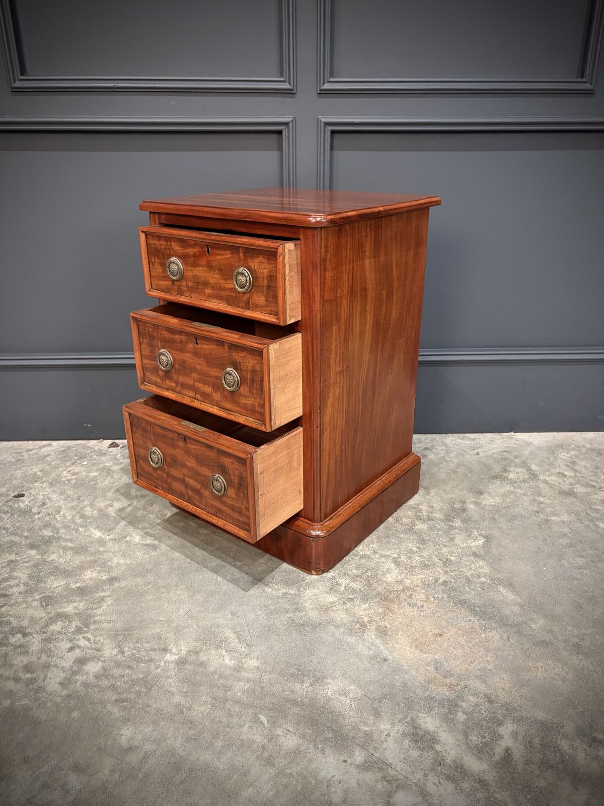 photo vinterior Pair Of Victorian Mahogany Bedside Chests