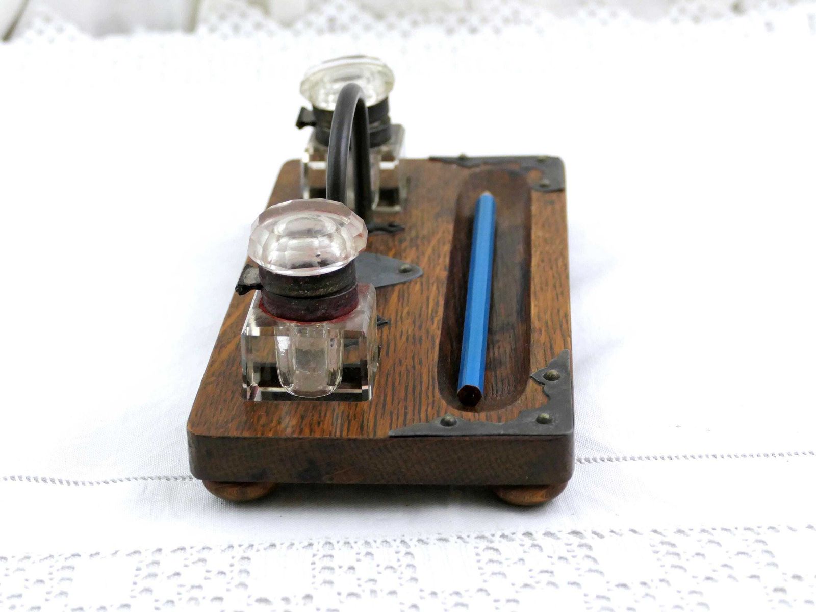 Antiek Engels eiken inktstelletje met pennenhouder, draaggreep en helder glas – toebehoord aan Ck Aicher – retro stijl, kantoorobject uit Engeland photo furniture
