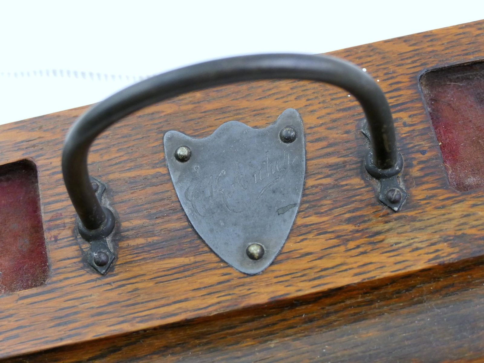 Antiek Engels eiken inktstelletje met pennenhouder, draaggreep en helder glas – toebehoord aan Ck Aicher – retro stijl, kantoorobject uit Engeland photo vintage