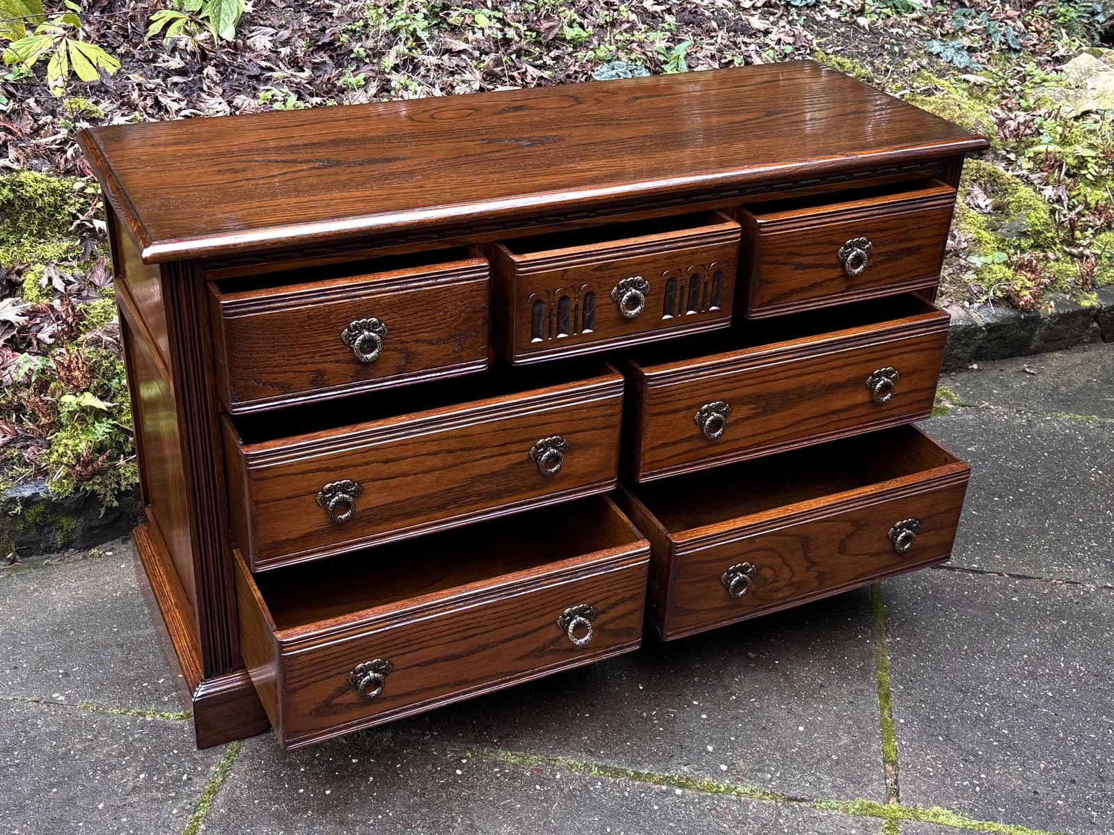 photo vintage A Wood Brothers Old Charm Carved Light Oak Long Chest Of Drawers / Sideboard / Dresser Base