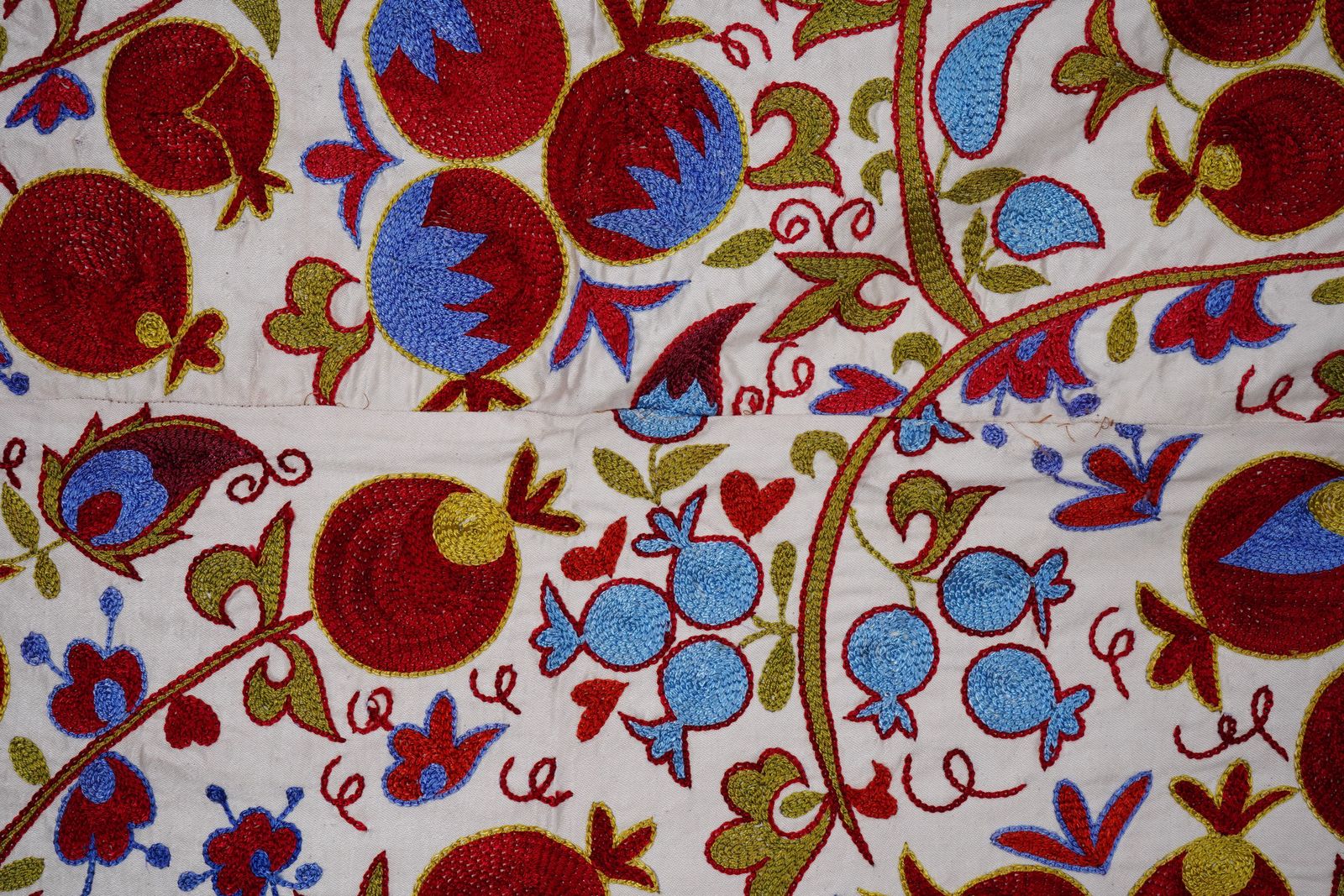 Suzani Tapestry – White Base With Horse And Pomegranate Motifs 3'2'' X 6' photo vintage